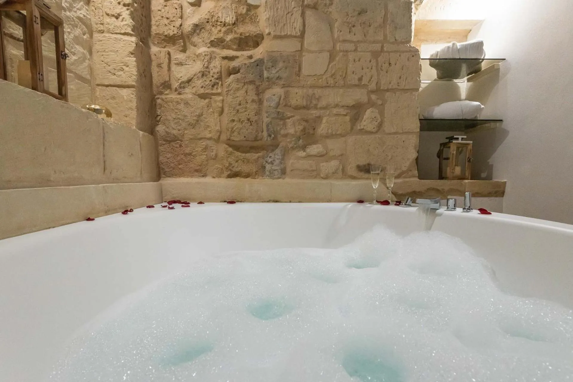 Hot Tub in Le Nicchie luxury rooms