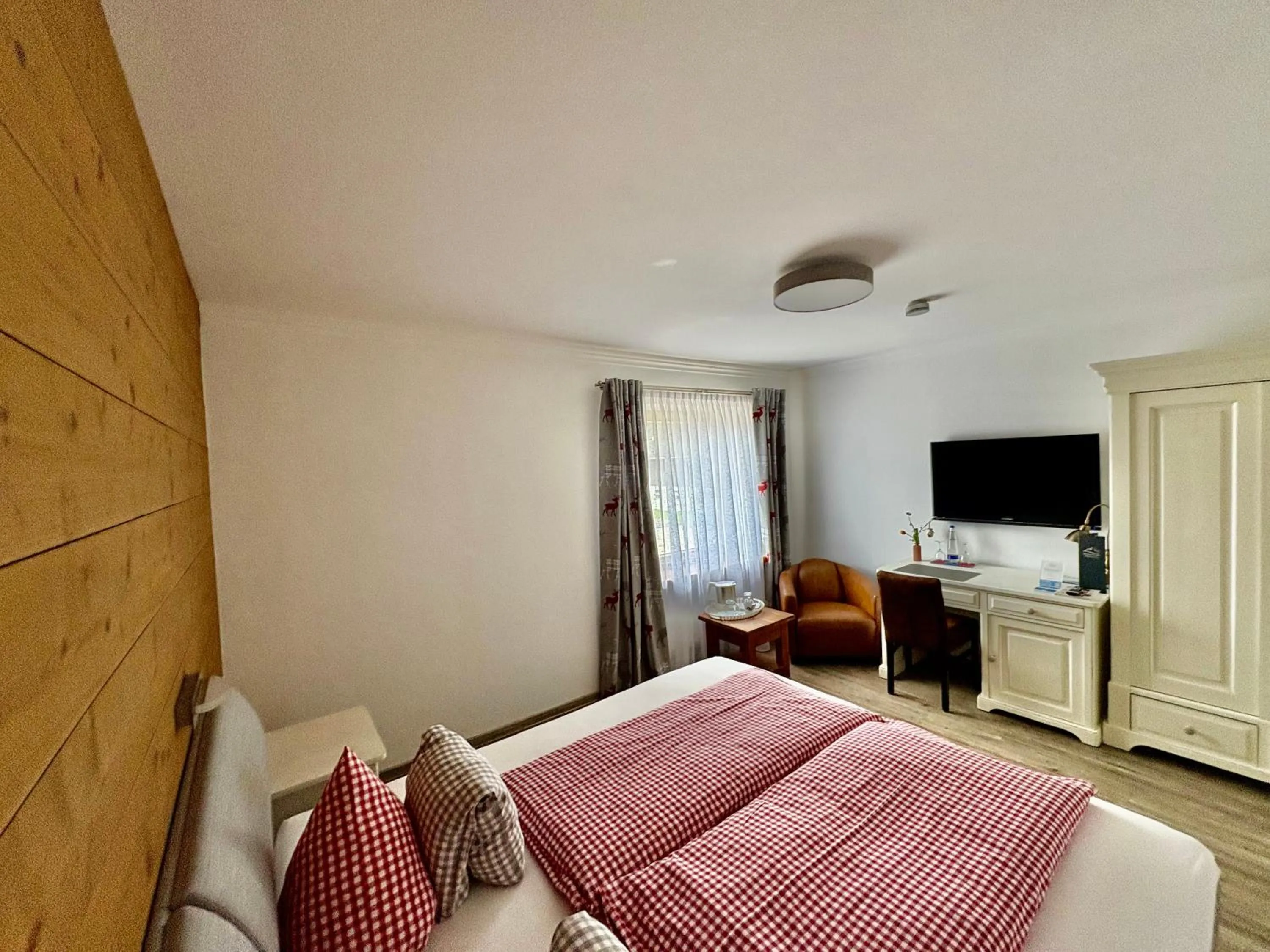 Photo of the whole room, Bed in Alpinhotel INzeller