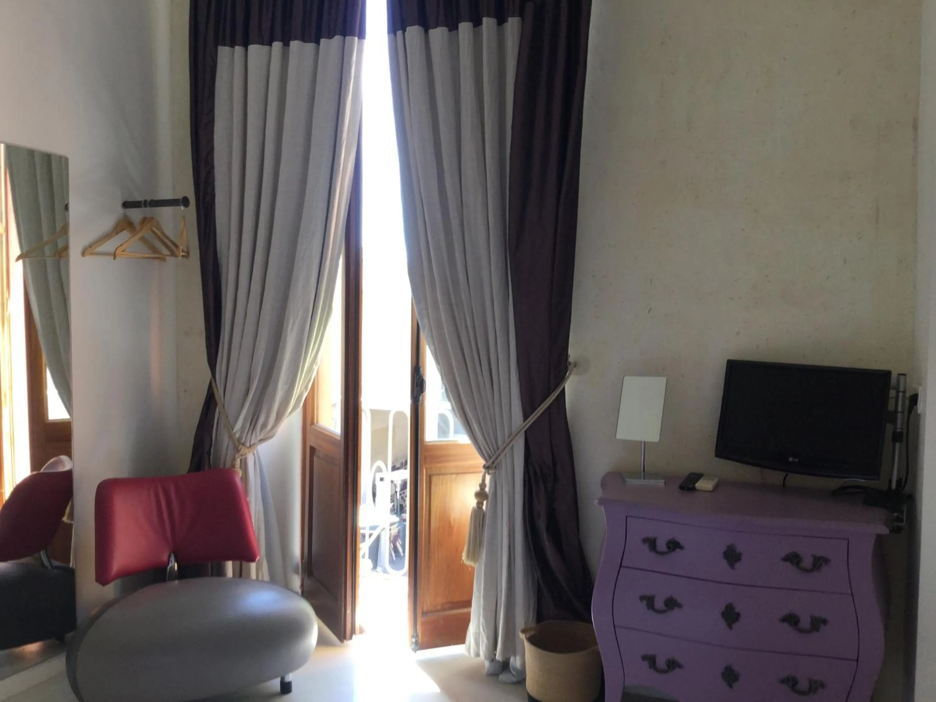 Photo of the whole room in Room with a vue