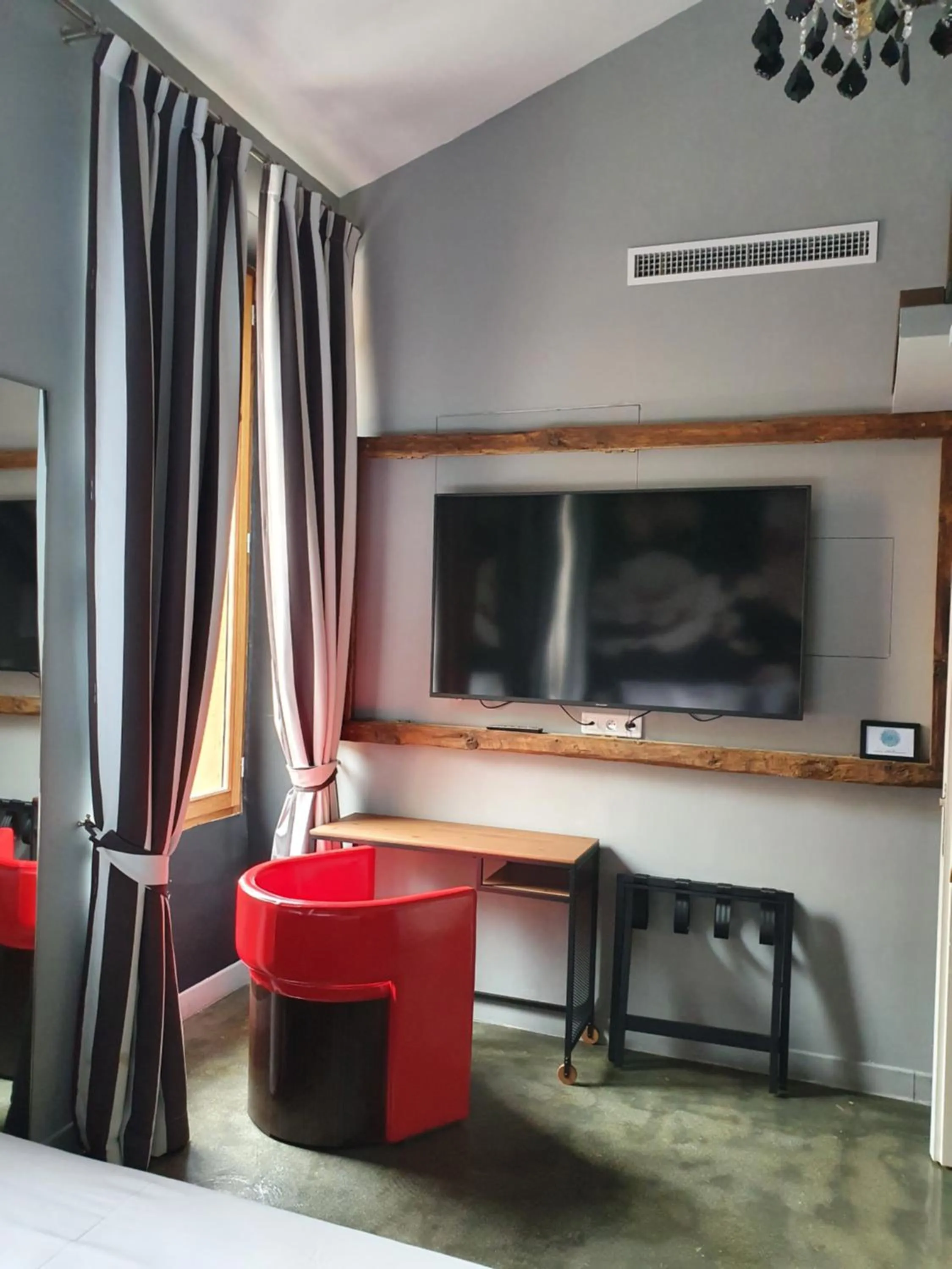 Photo of the whole room in Room with a vue