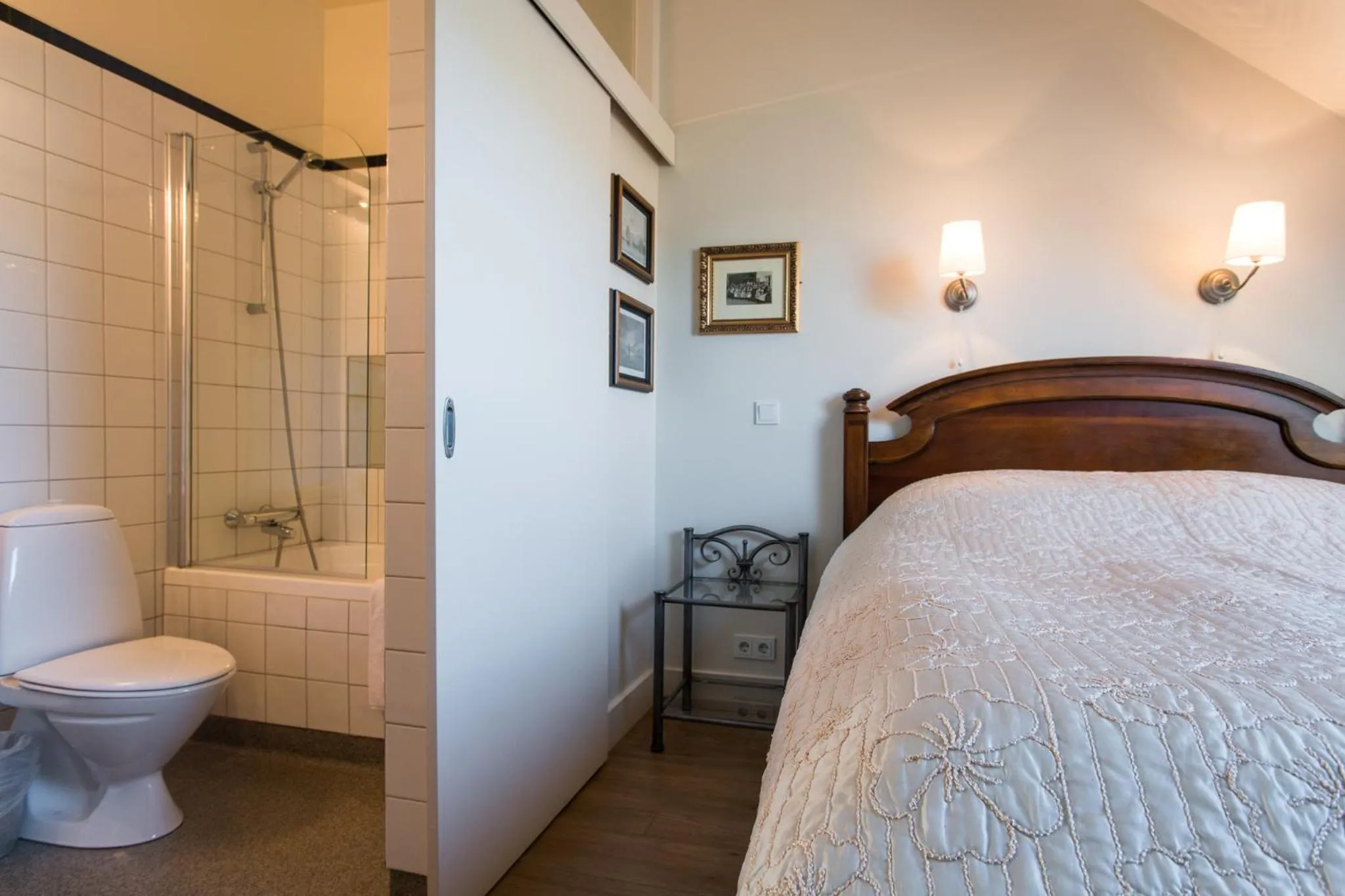 Bathroom, Bed in Hotel Búdir