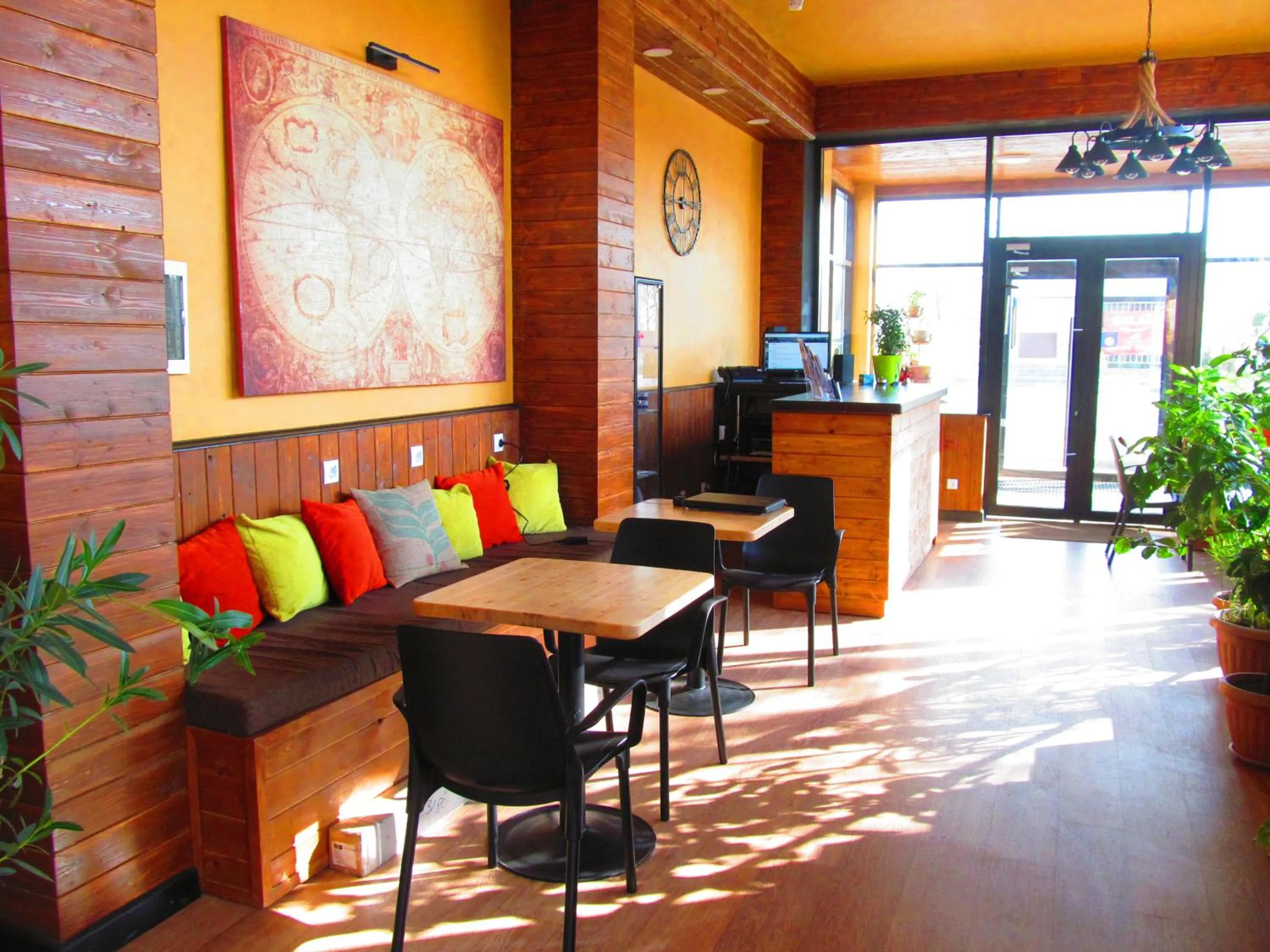 Communal lounge/ TV room in Madanur Hotel