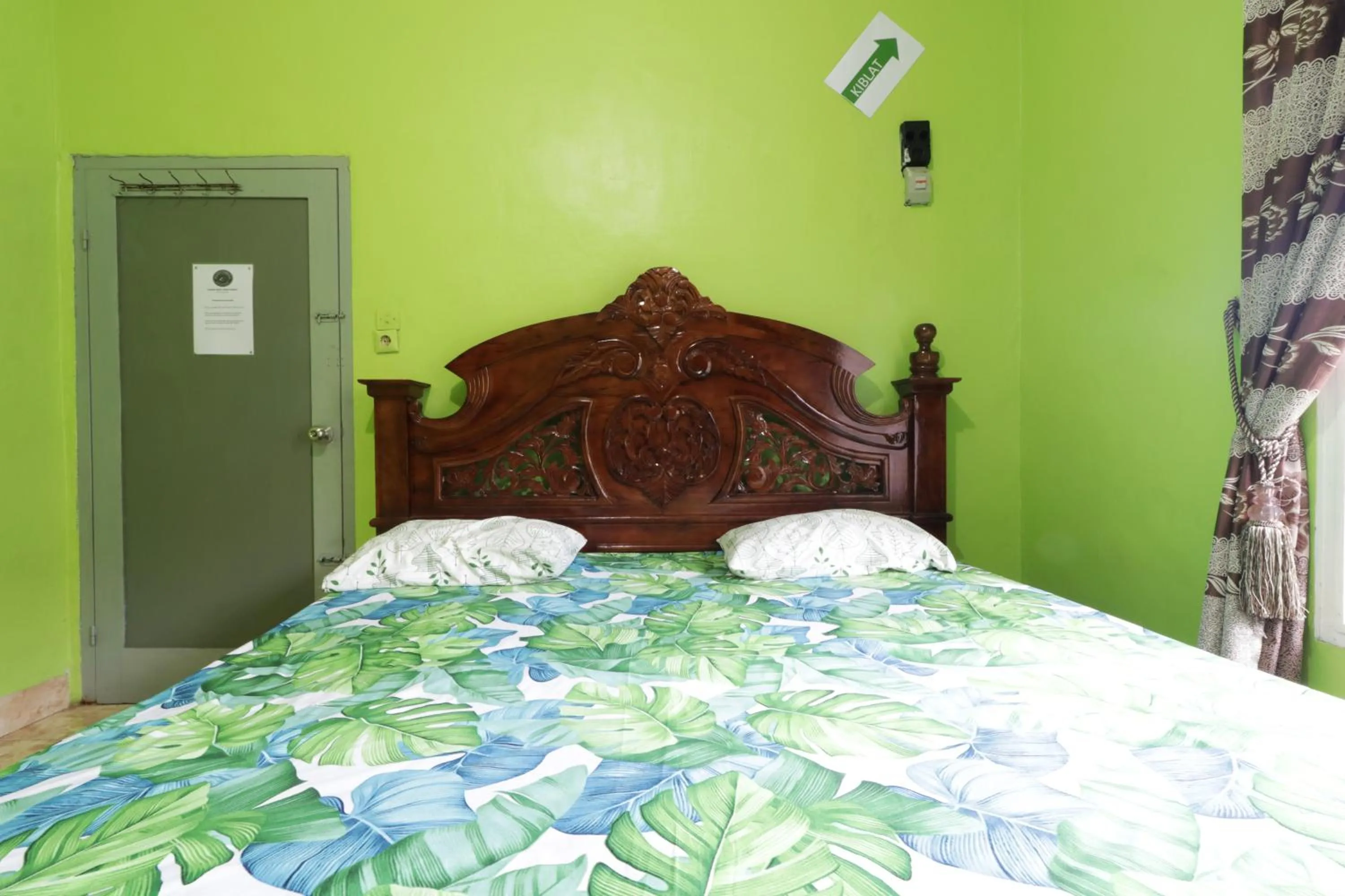 Photo of the whole room, Bed in Waroeng Transit & Depary Homestay