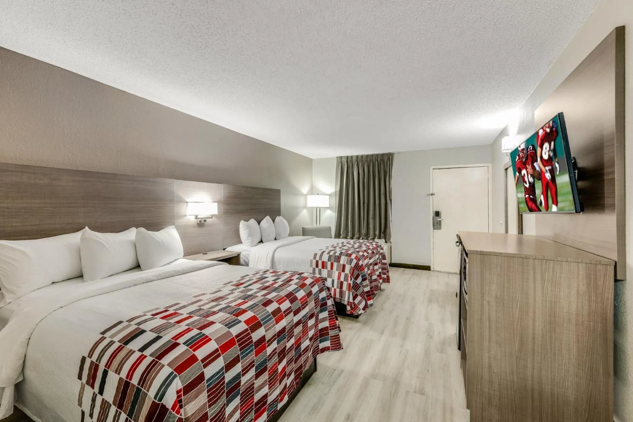 Photo of the whole room, Bed in Red Roof Inn Kingsport