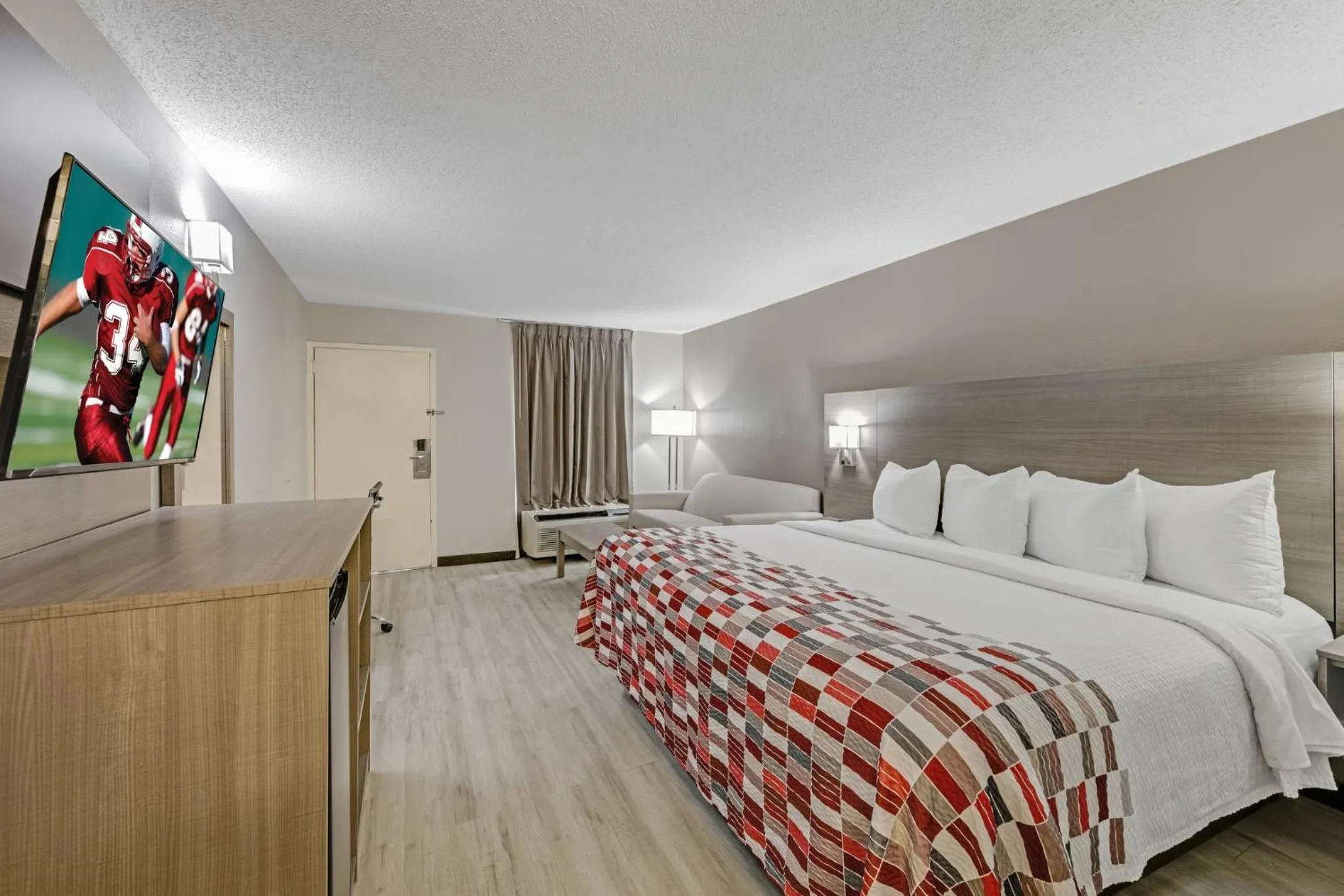 Photo of the whole room, Bed in Red Roof Inn Kingsport