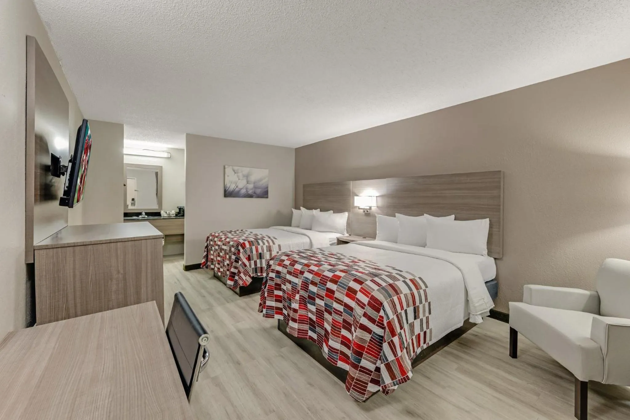 Photo of the whole room, Bed in Red Roof Inn Kingsport