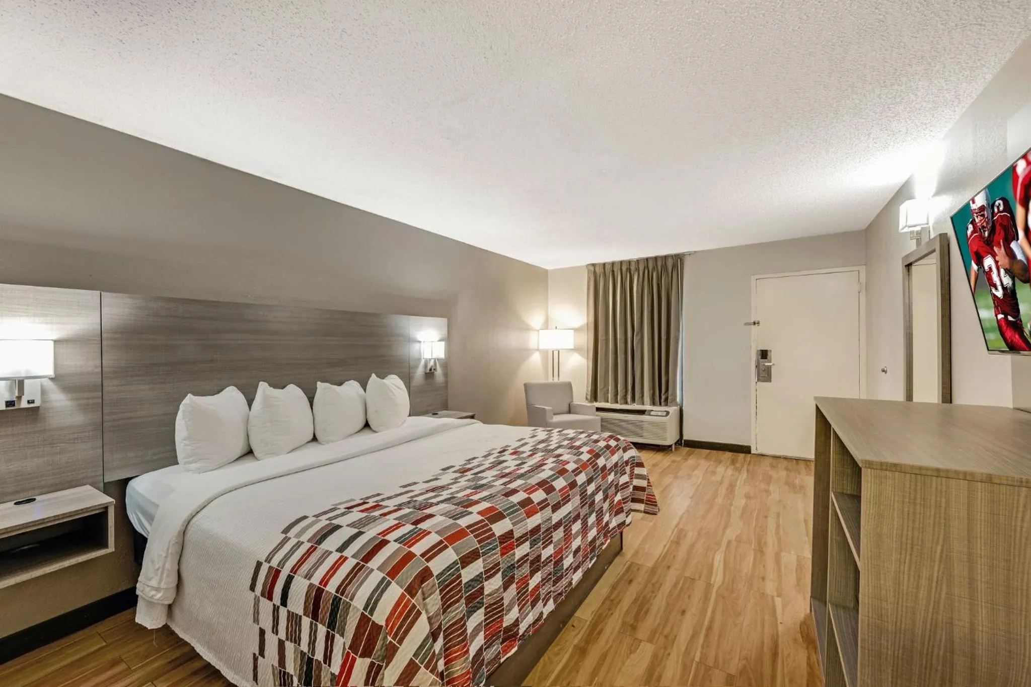 Photo of the whole room, Bed in Red Roof Inn Kingsport