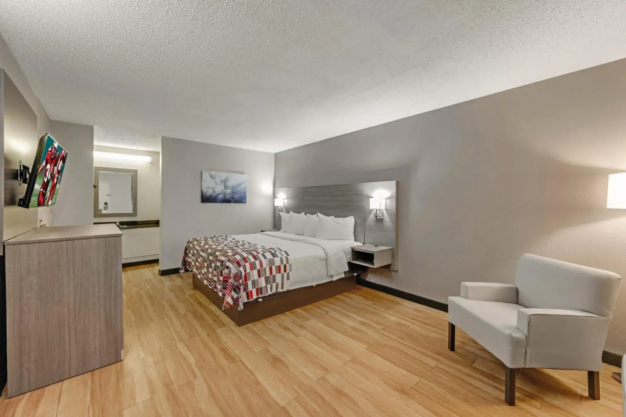 Deluxe King Room Non-Smoking in Red Roof Inn Kingsport Deluxe King Room Non-Smoking in Red Roof Inn Kingsport