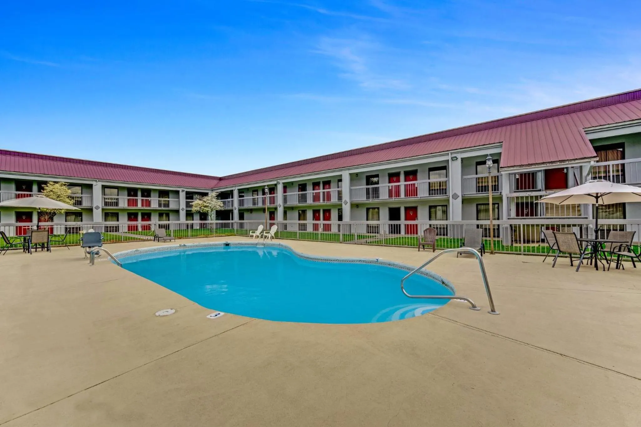 Swimming pool in Red Roof Inn Kingsport