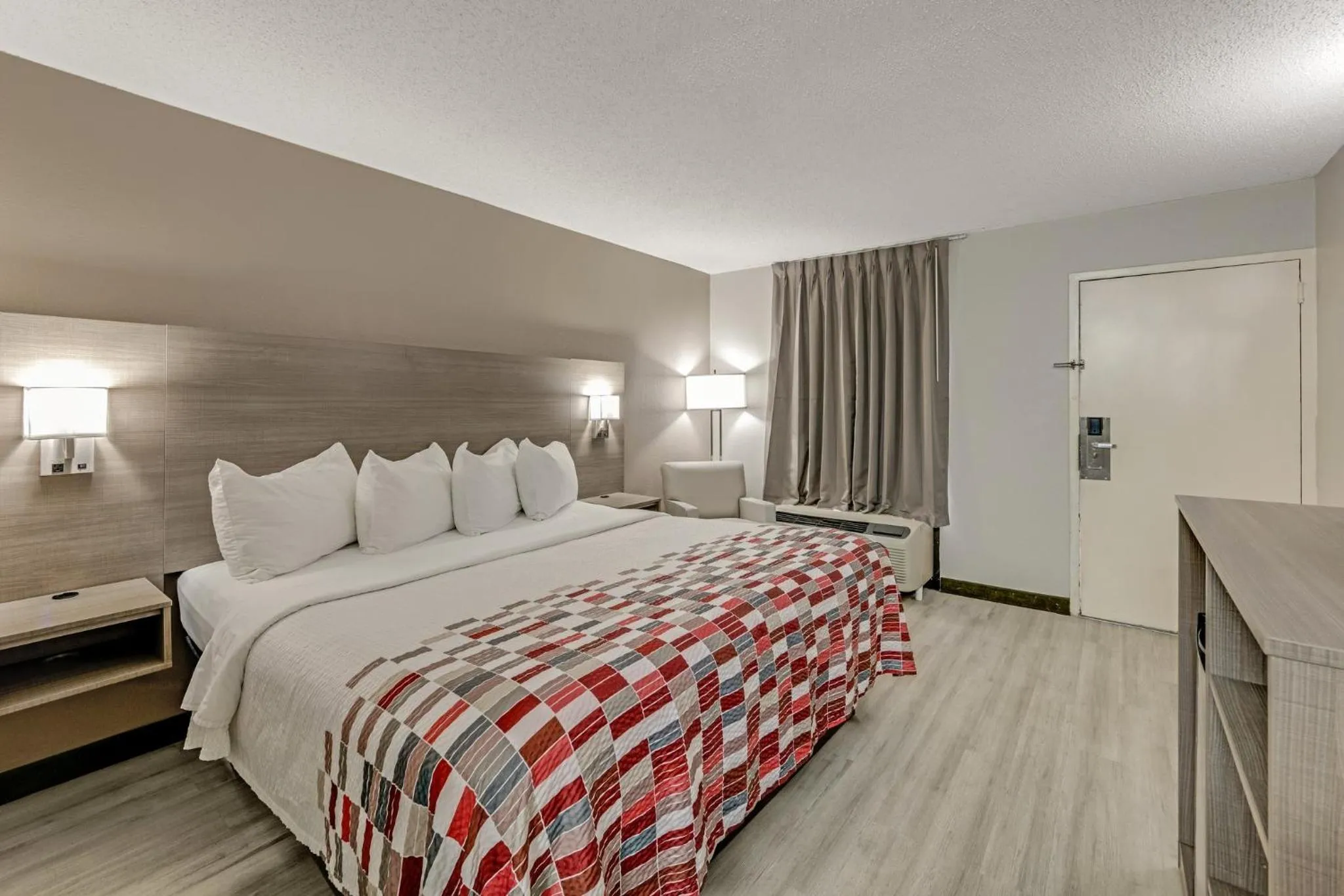 Photo of the whole room, Bed in Red Roof Inn Kingsport