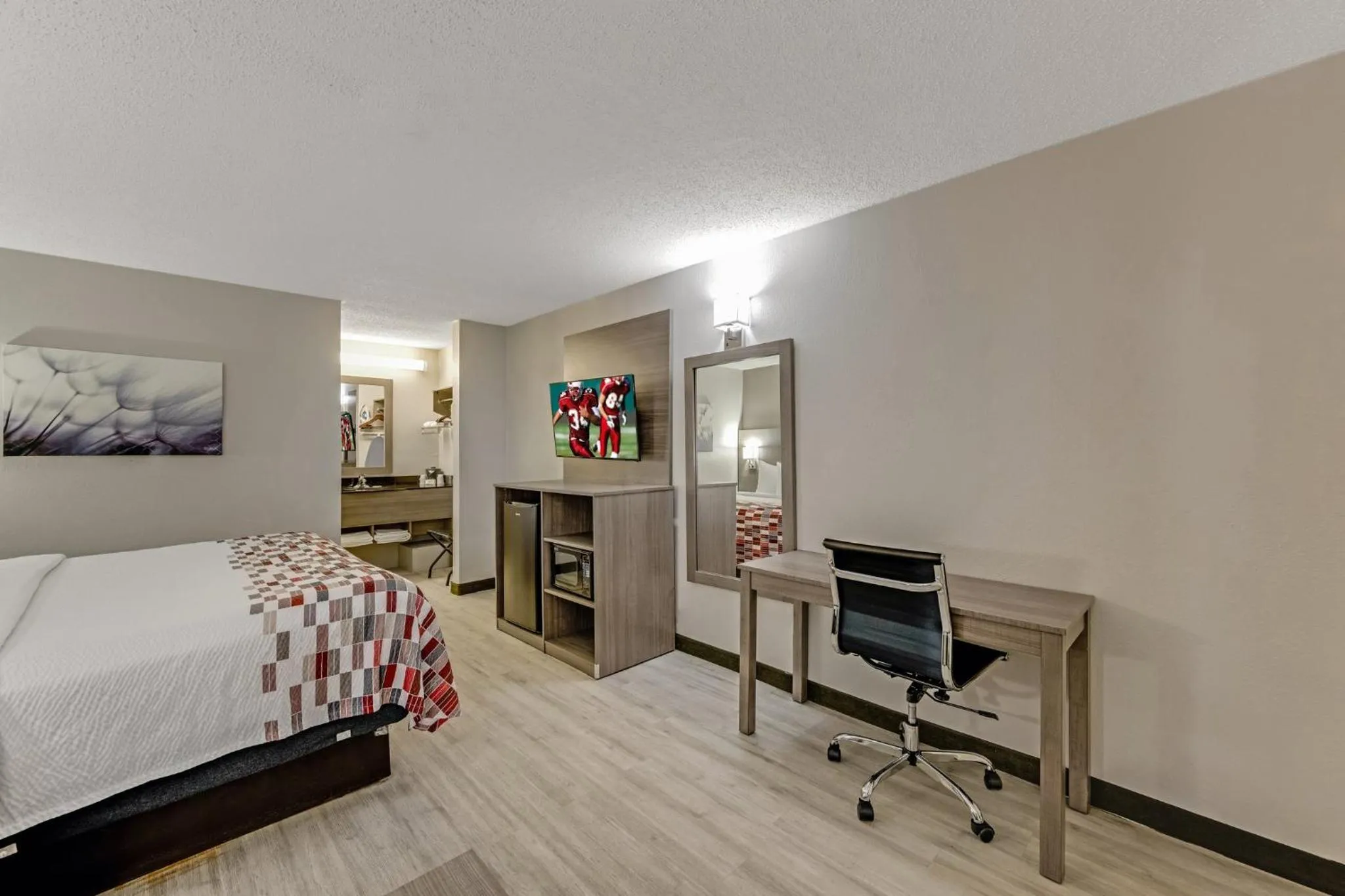 Photo of the whole room, Bed in Red Roof Inn Kingsport