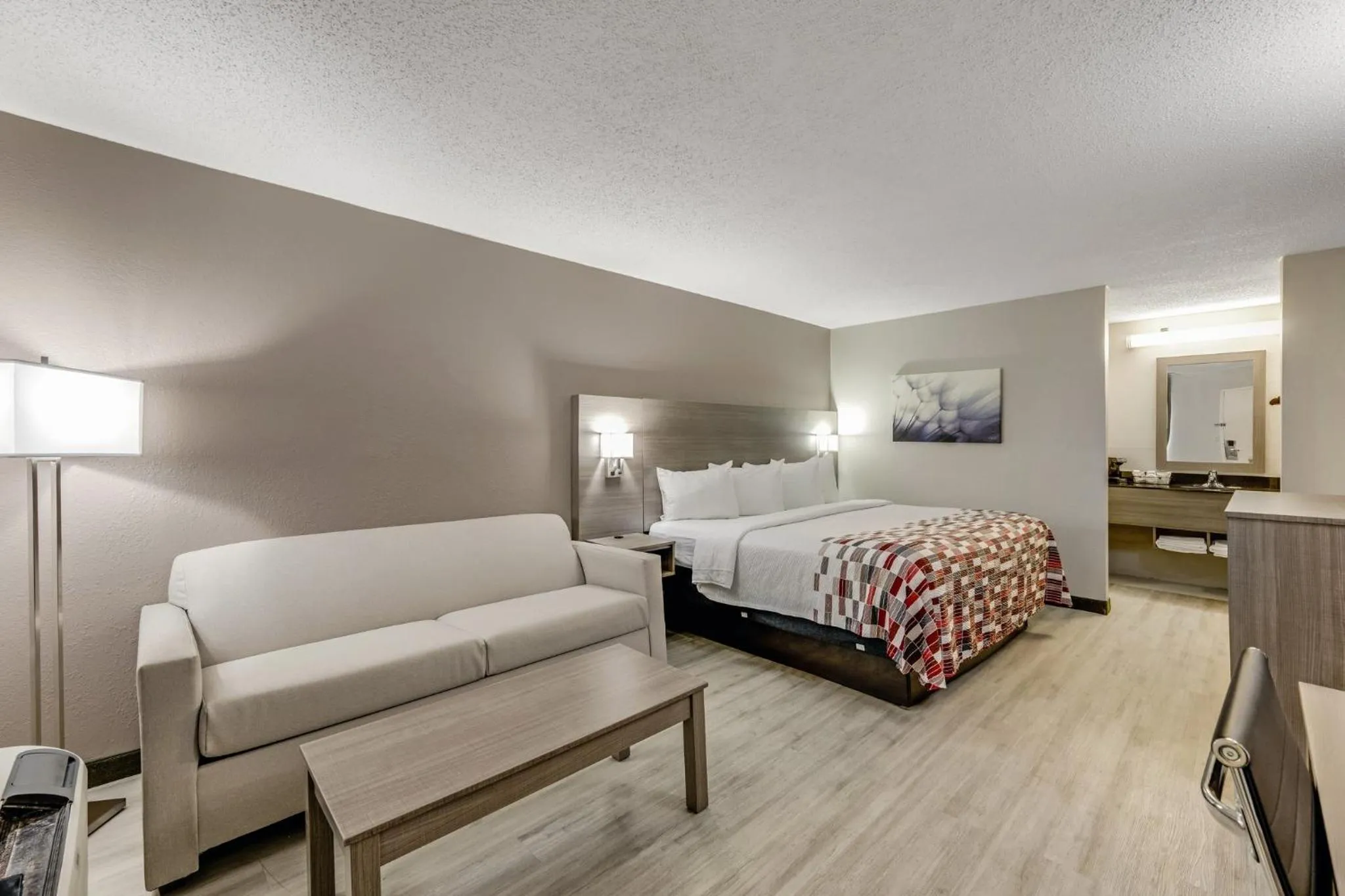 Photo of the whole room, Bed in Red Roof Inn Kingsport