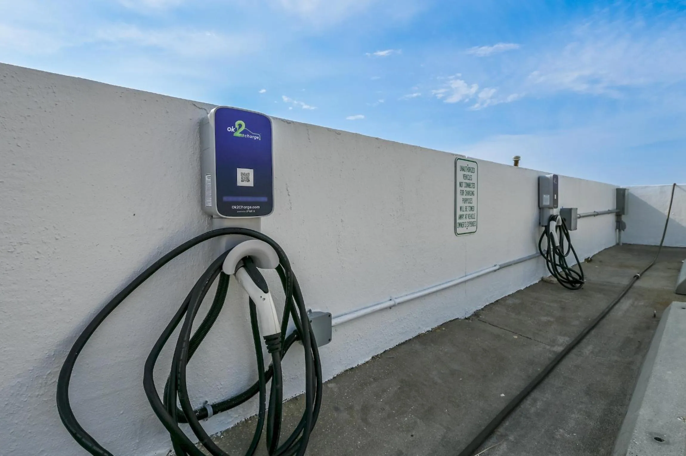 Parking in Pelican Beach Resort by Tufan