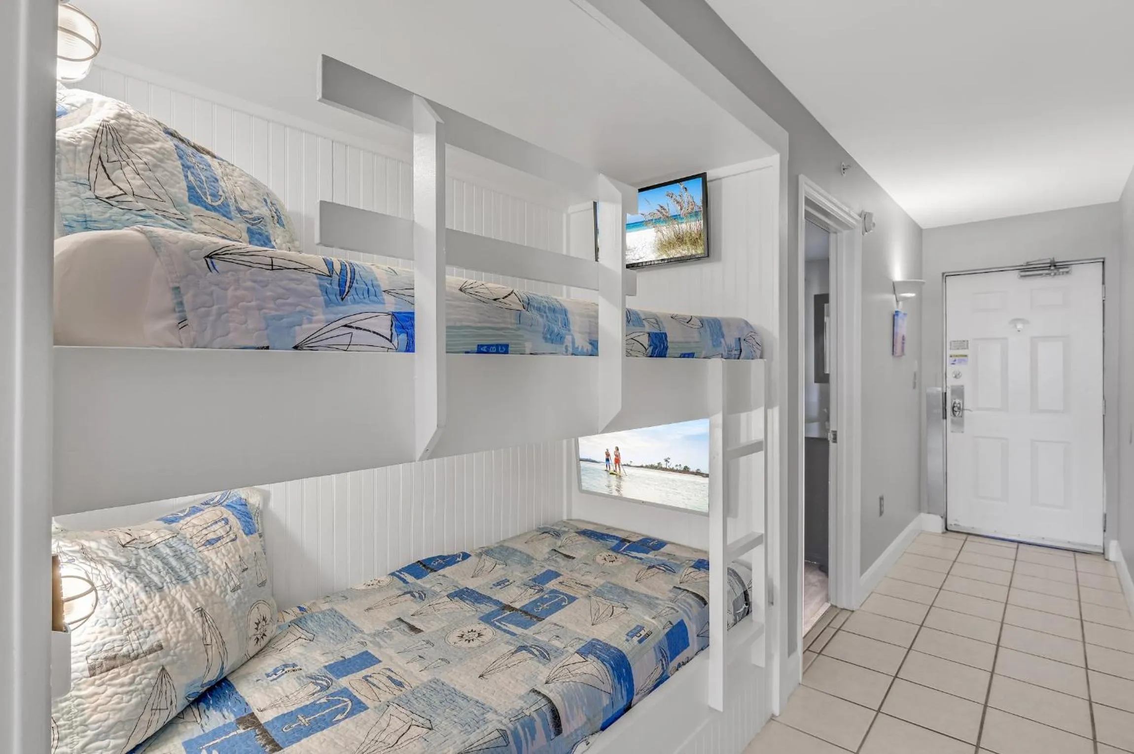 TV and multimedia, Bed in Pelican Beach Resort by Tufan