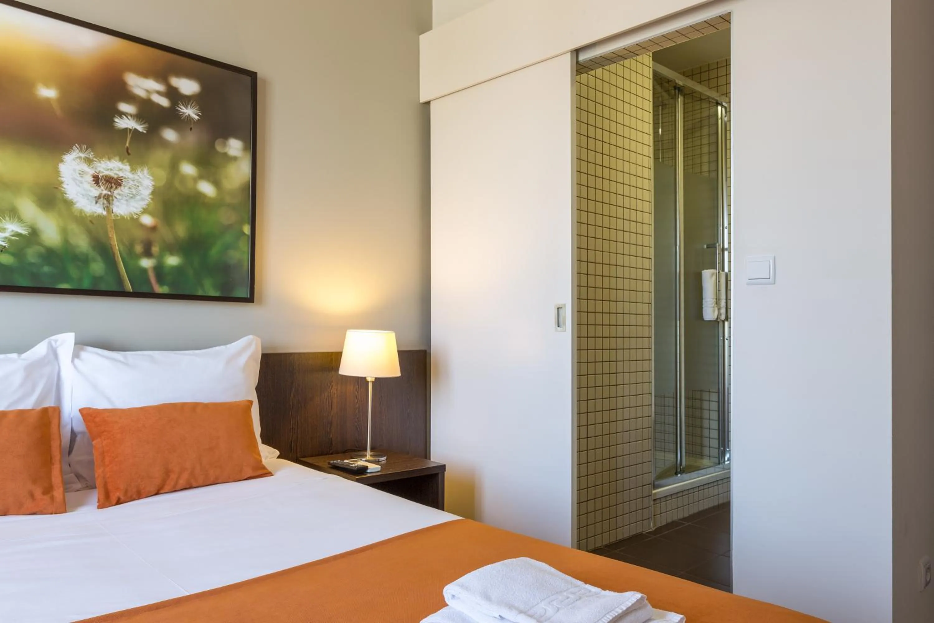 Shower, Bed in Riversuites