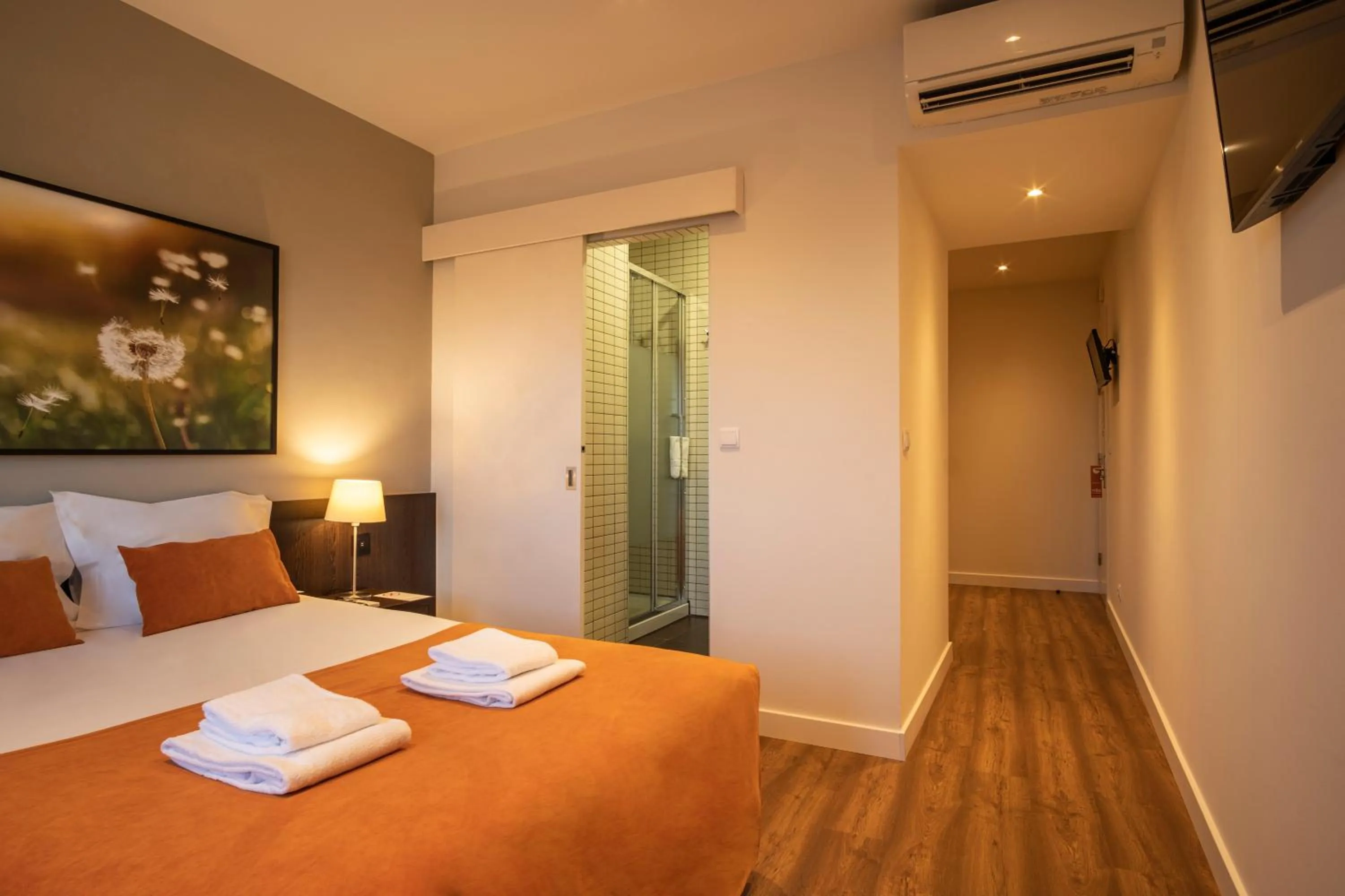 Shower, Bed in Riversuites