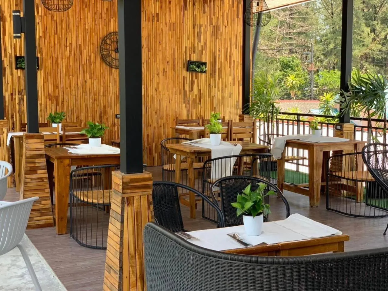 Restaurant/places to eat in Momento Bangtao Beach