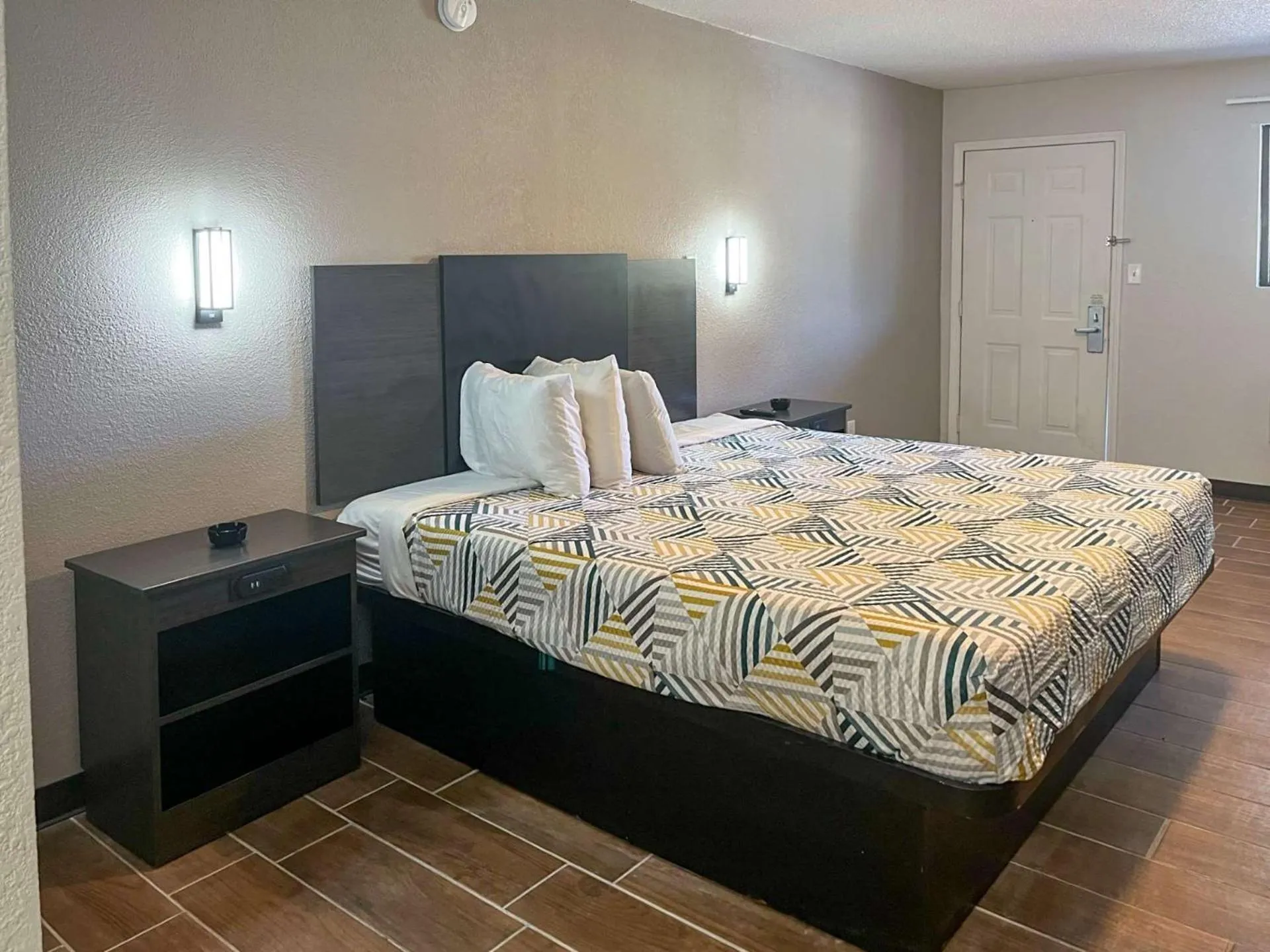 Bedroom, Bed in Motel 6 Hurricane, WV