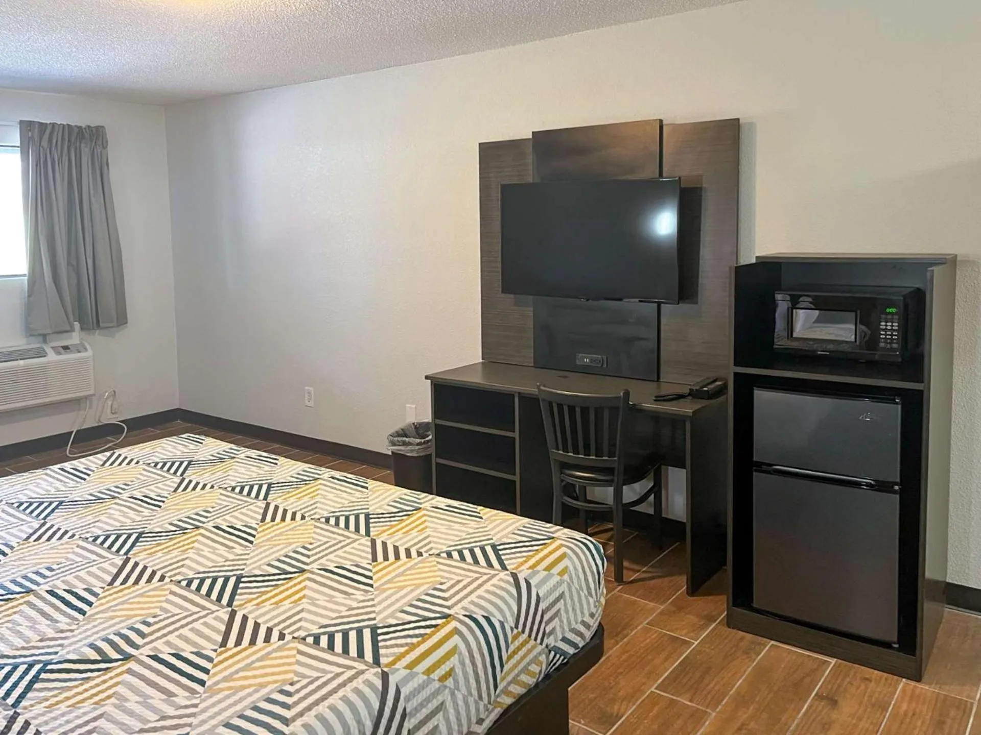 Bedroom, Bed in Motel 6 Hurricane, WV