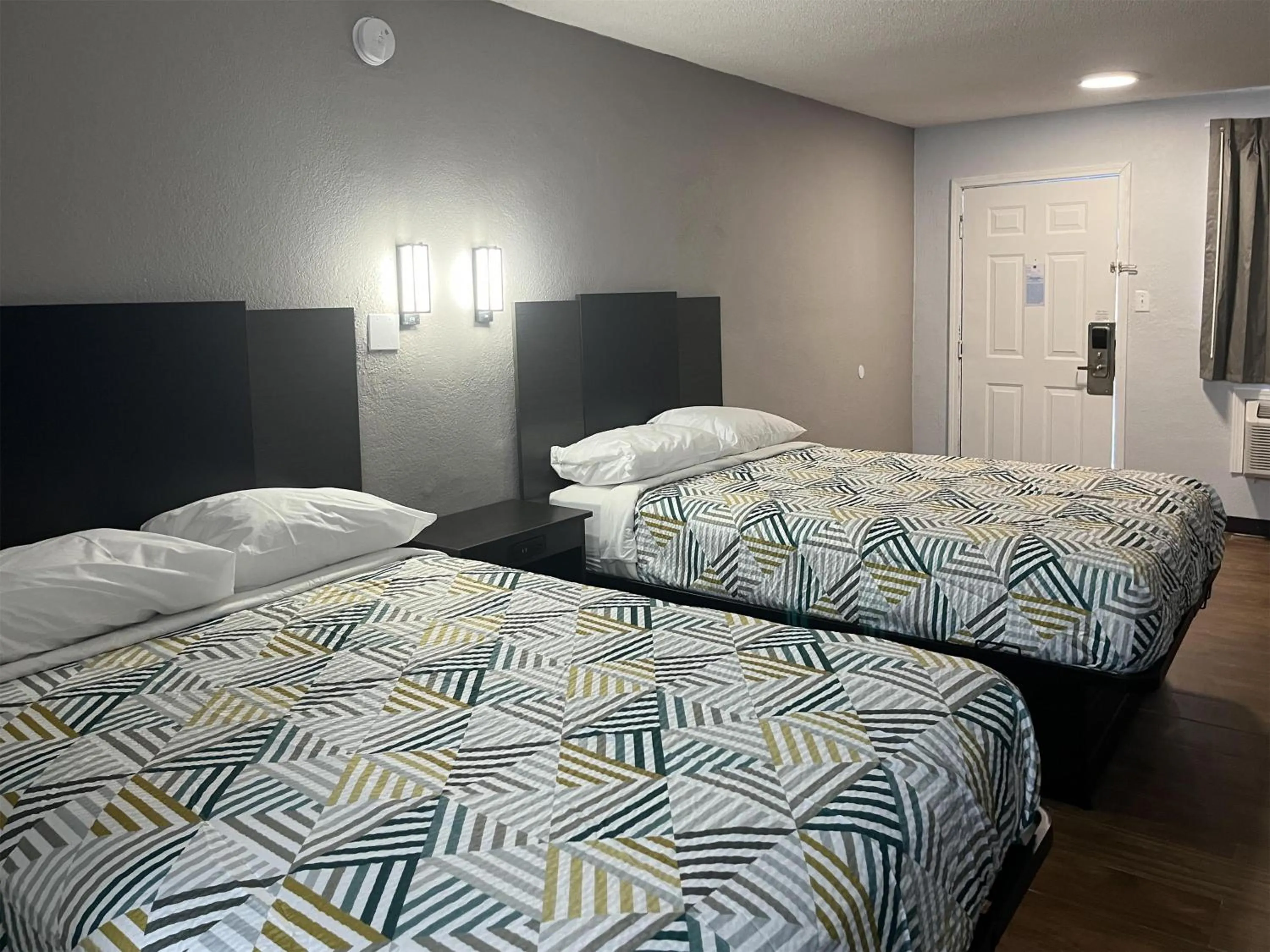 Bedroom, Bed in Studio 6 Suites Hurricane, WV