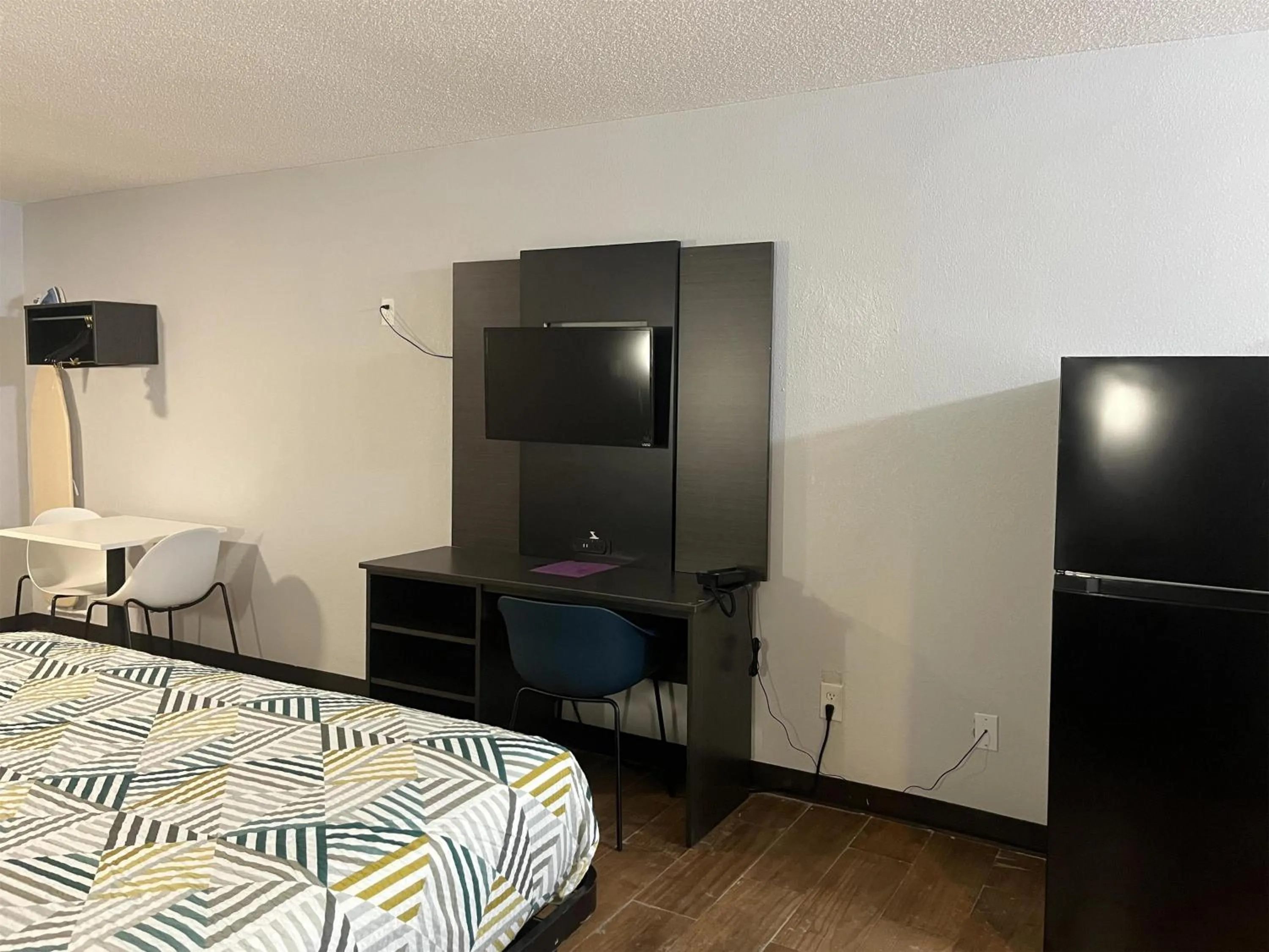 Bedroom, Bed in Studio 6 Suites Hurricane, WV