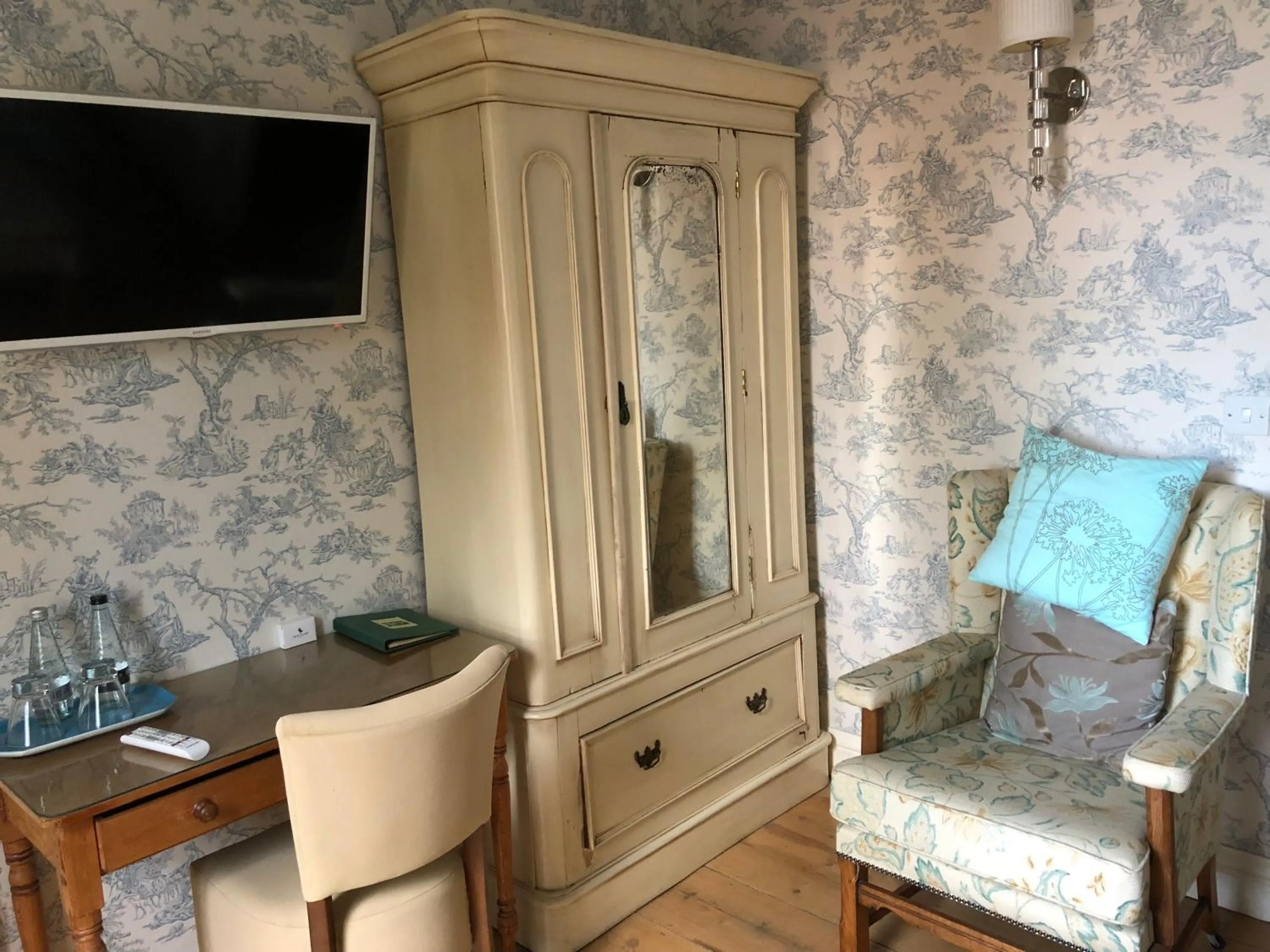 TV and multimedia in Hickman Hill Hotel