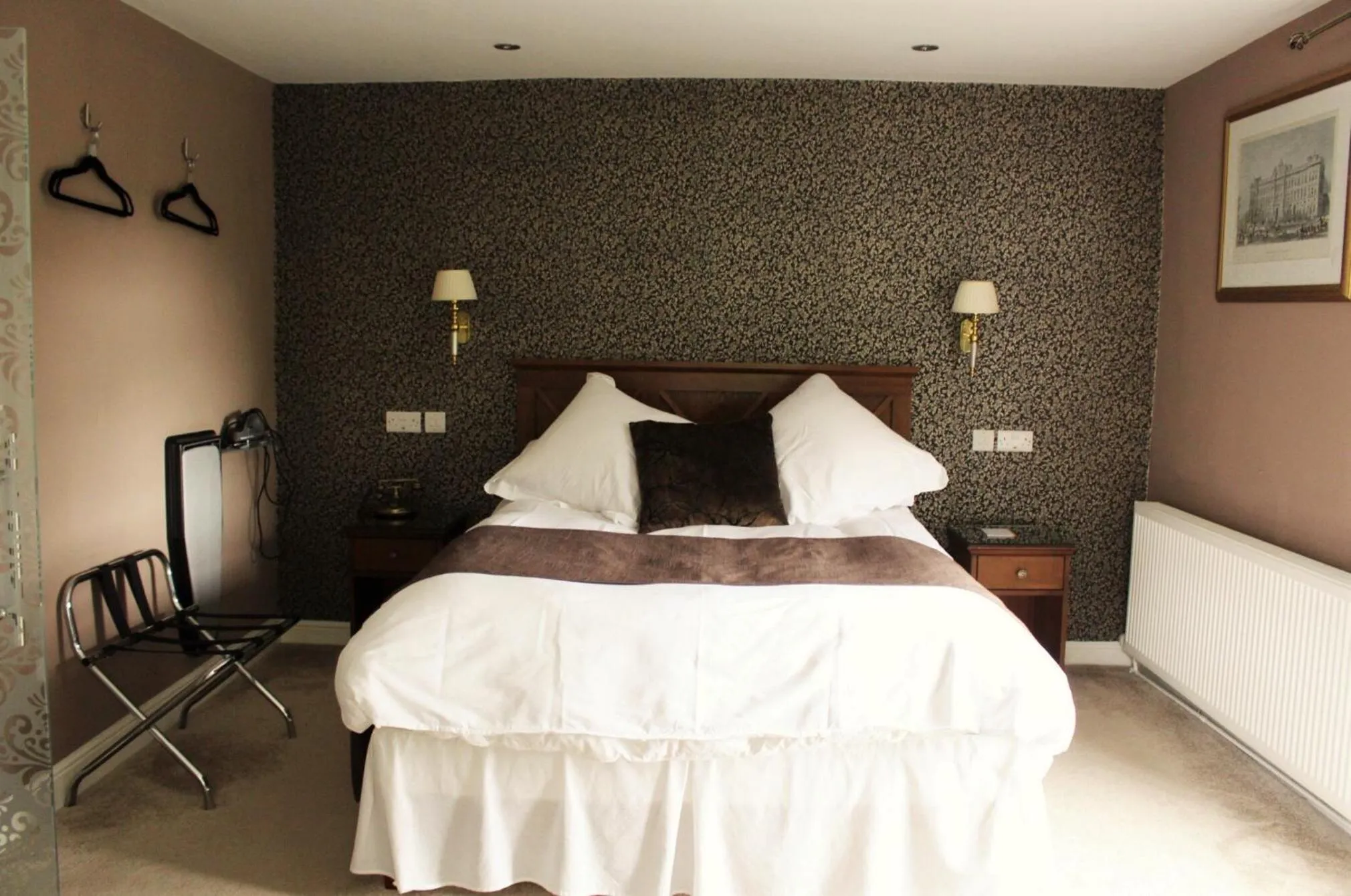 Photo of the whole room, Bed in Hickman Hill Hotel