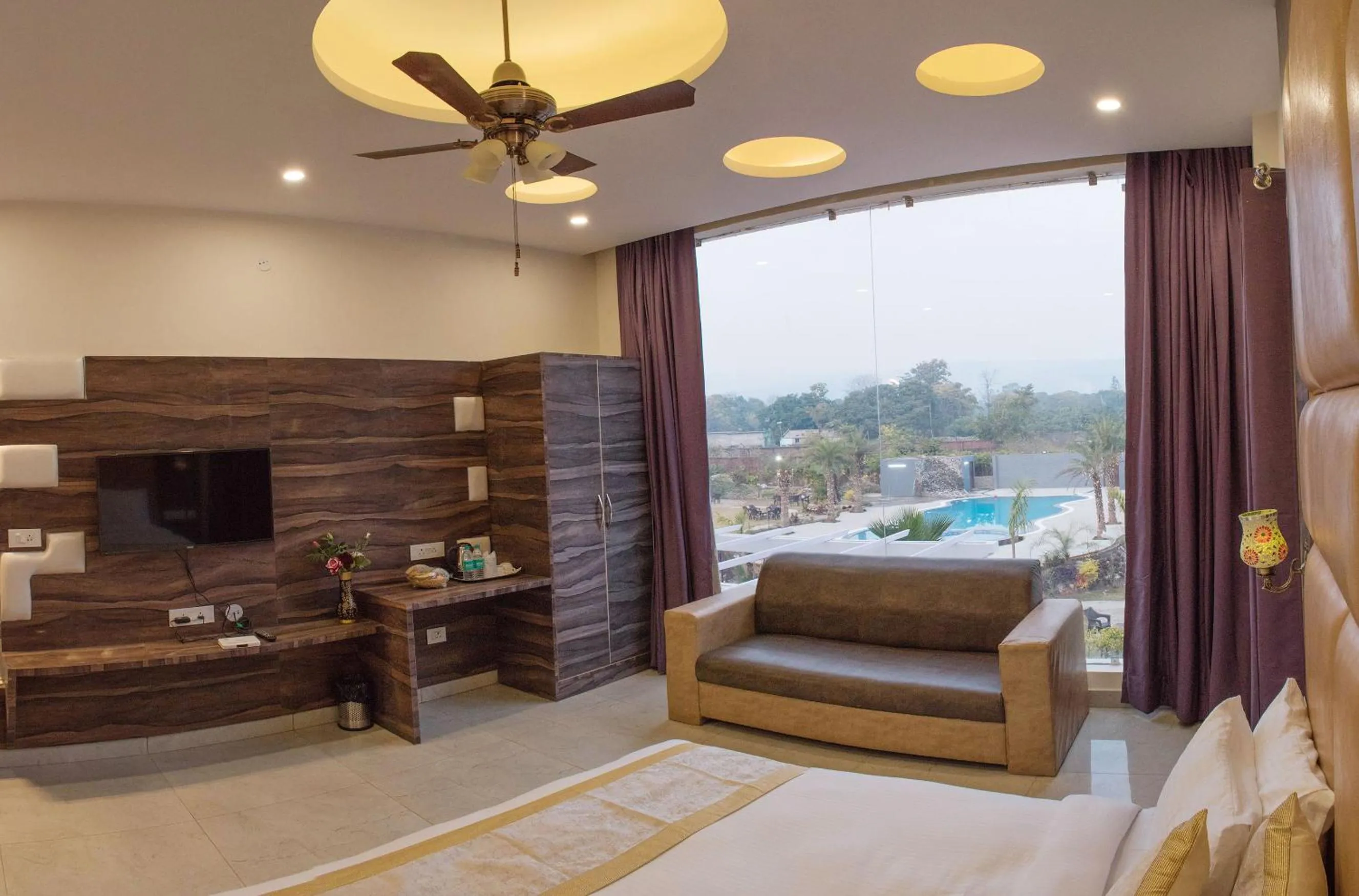 Living room, Bed in The Darien Resort