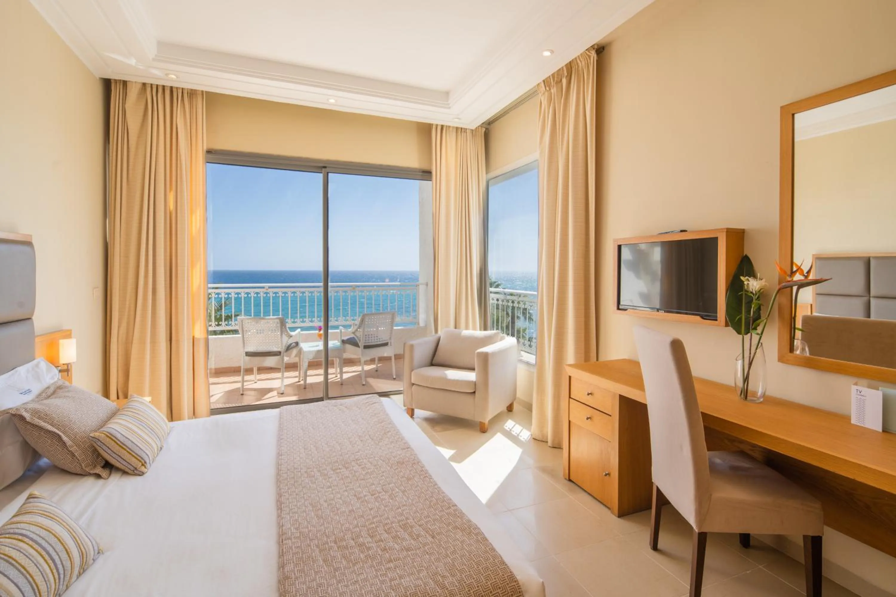 Bedroom, Bed in Hotel Bel Azur Thalasso & Bungalows