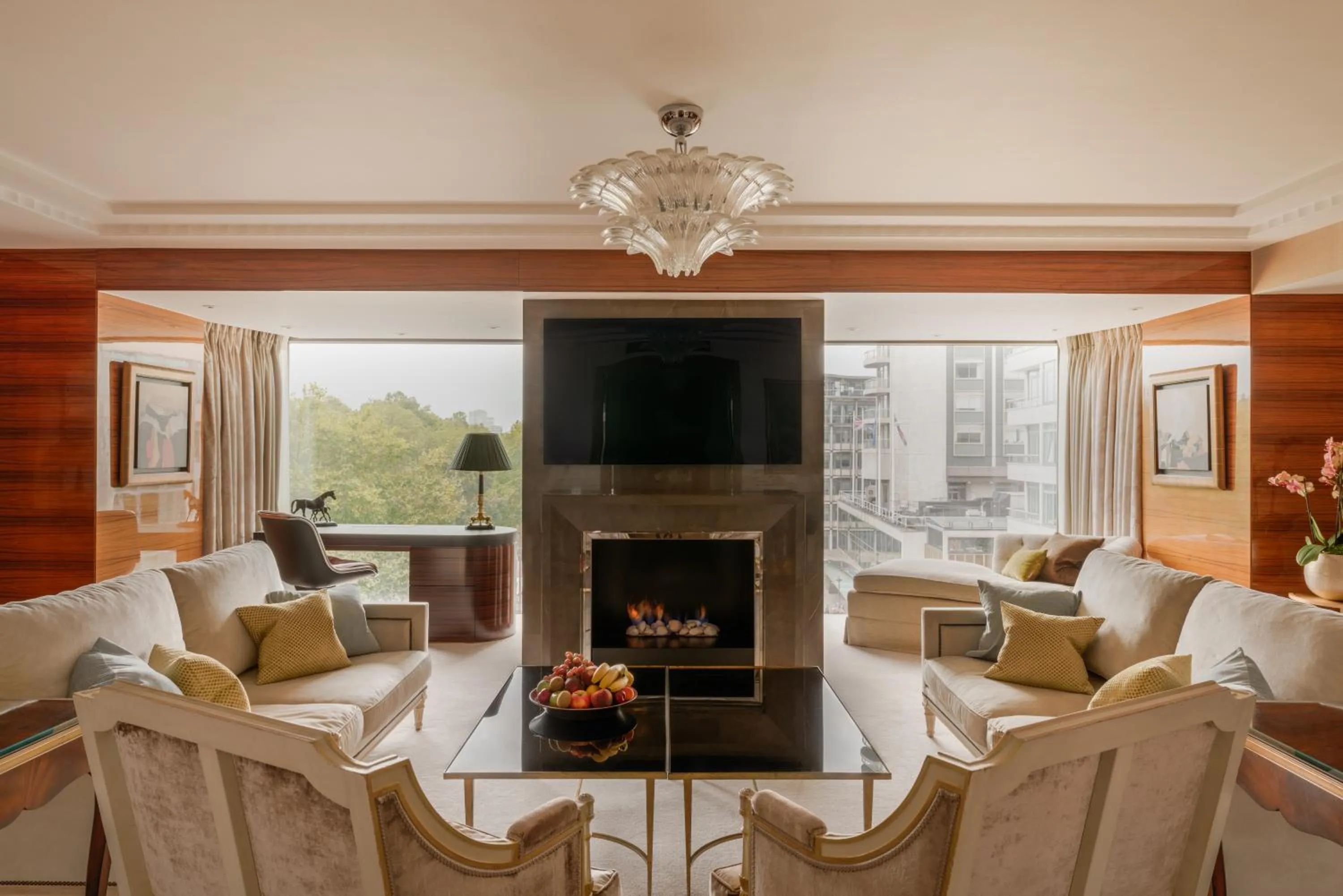 Living room in Four Seasons Hotel London at Park Lane