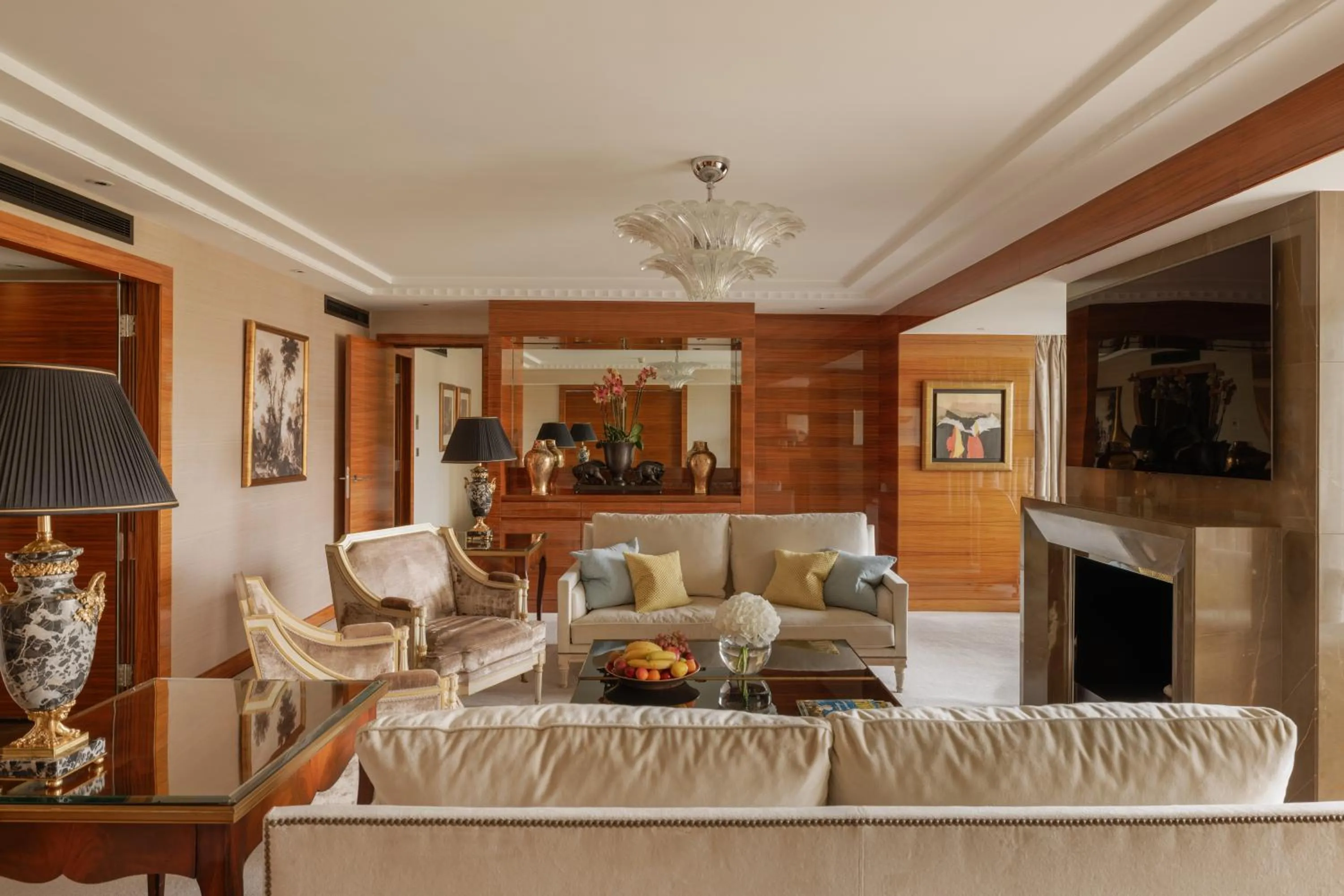 Living room in Four Seasons Hotel London at Park Lane