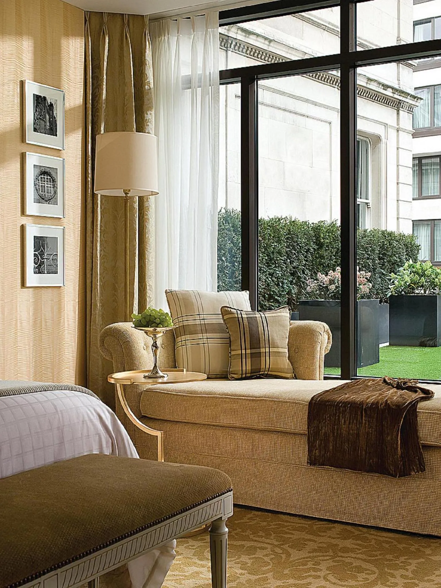 Seating area in Four Seasons Hotel London at Park Lane