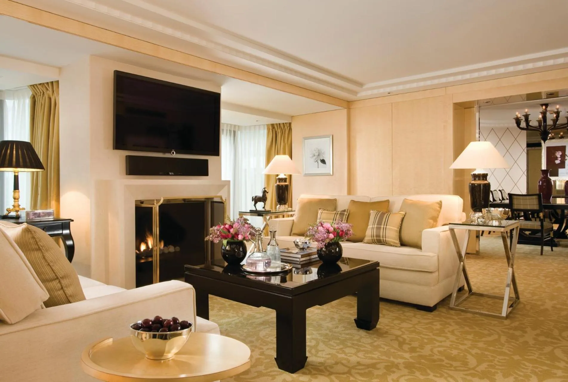 Living room in Four Seasons Hotel London at Park Lane