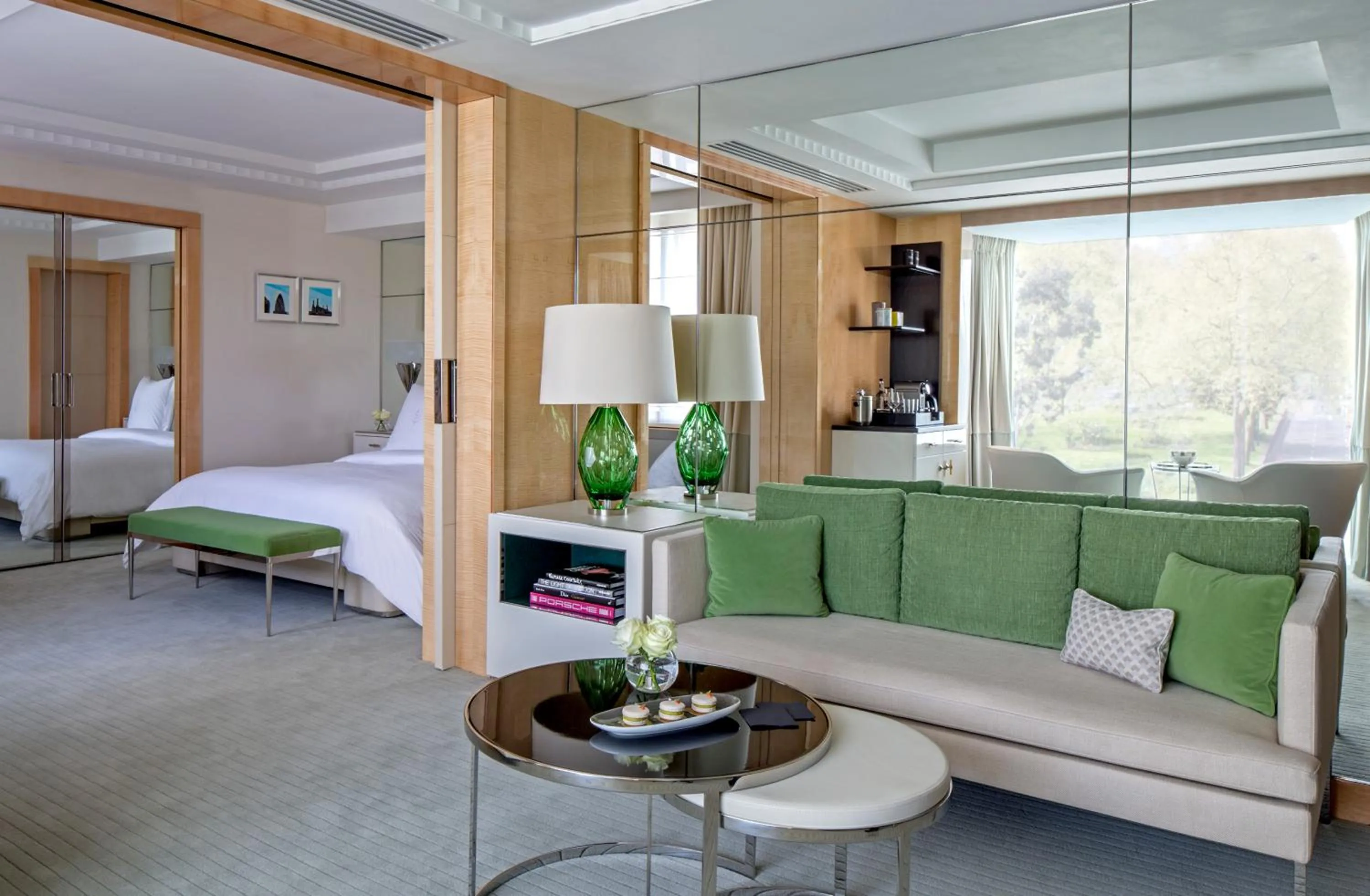 Seating area, Bed in Four Seasons Hotel London at Park Lane