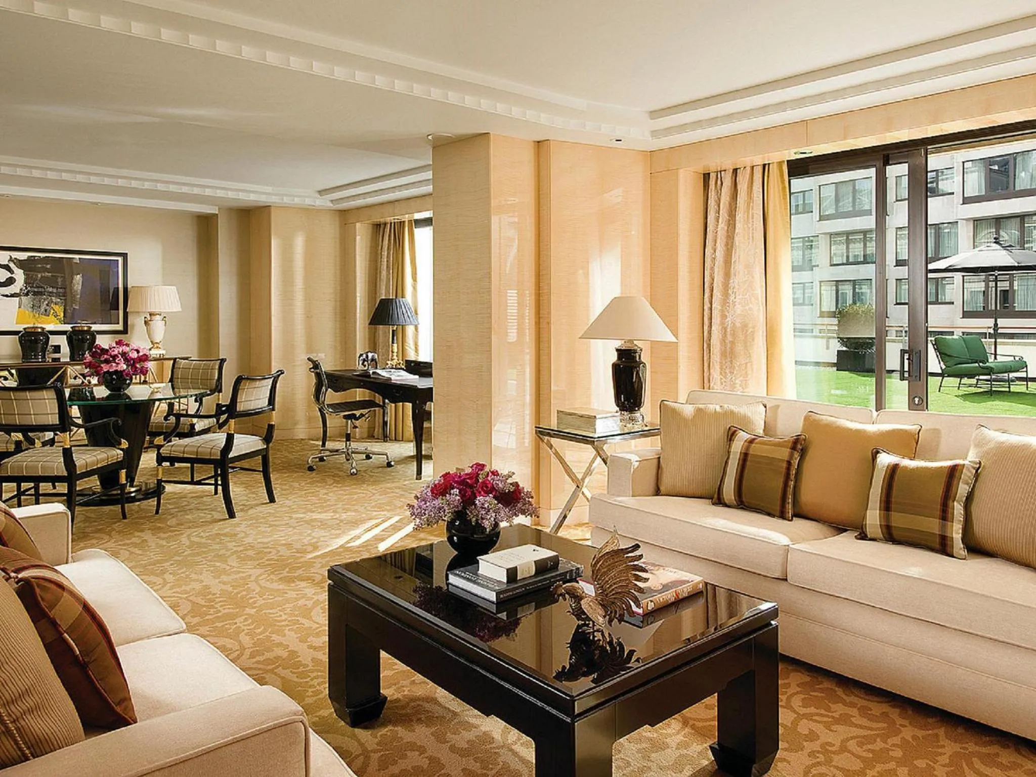 Seating area in Four Seasons Hotel London at Park Lane