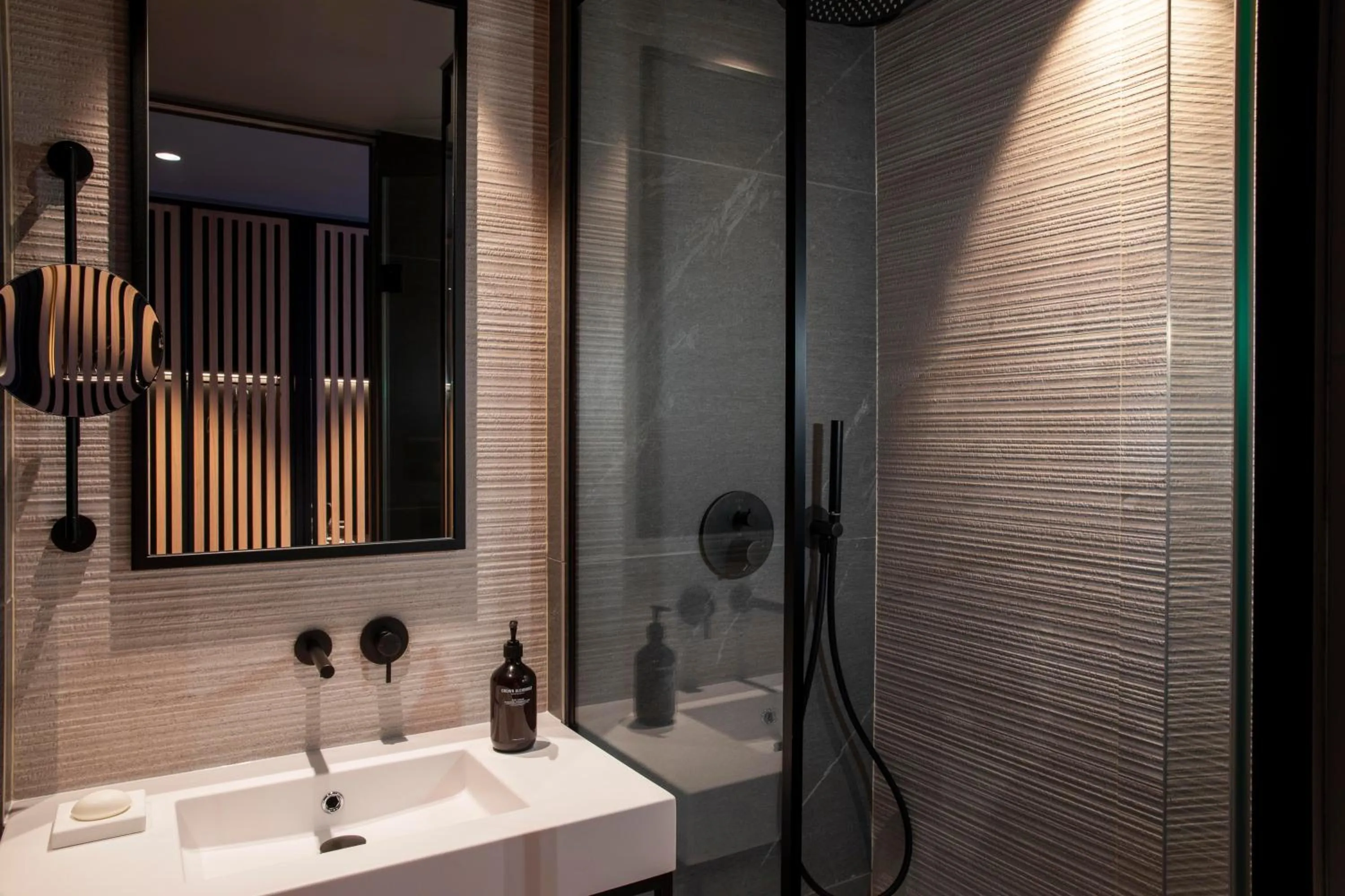 Shower in Victoria Palace Hotel