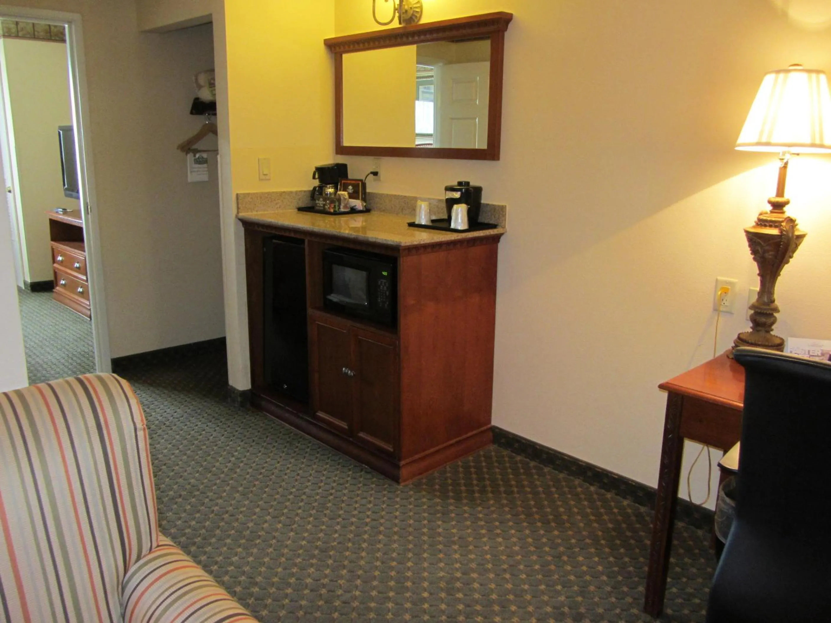 Living room in Country Inn & Suites by Radisson, Amarillo I-40 West, TX