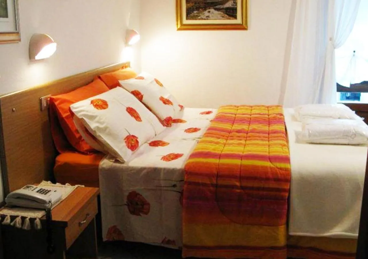 Bedroom, Bed in Hotel Bucaneve