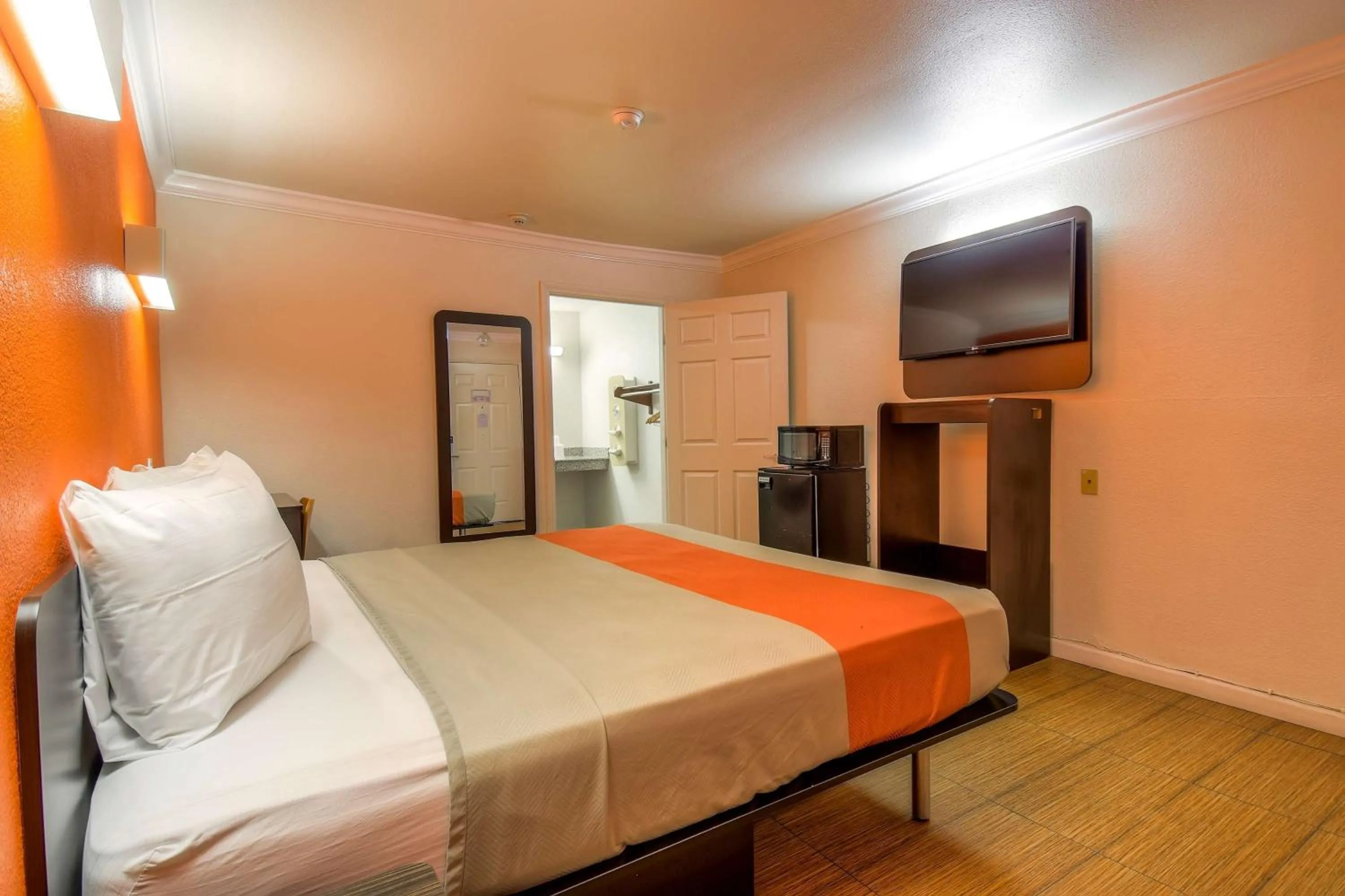 TV and multimedia, Bed in Motel 6-Menifee, CA