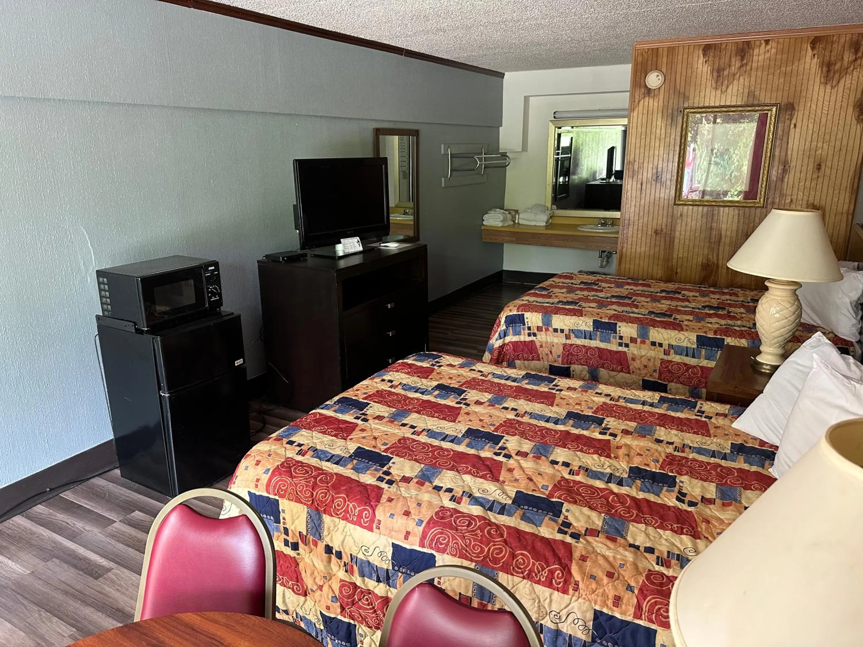 TV and multimedia, Bed in Daniel Boone Motor Inn