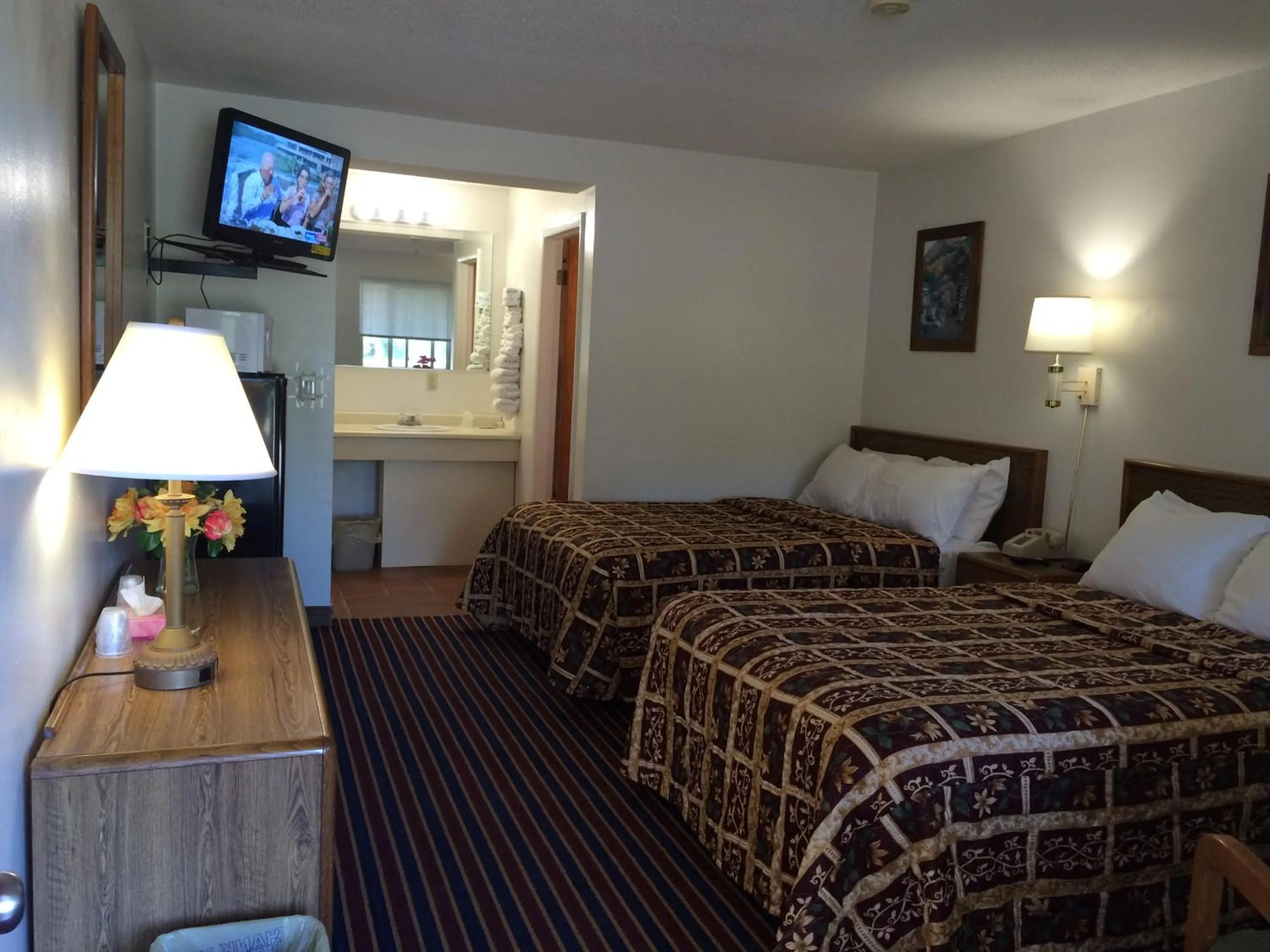 Photo of the whole room, Bed in Port Lodge Motel