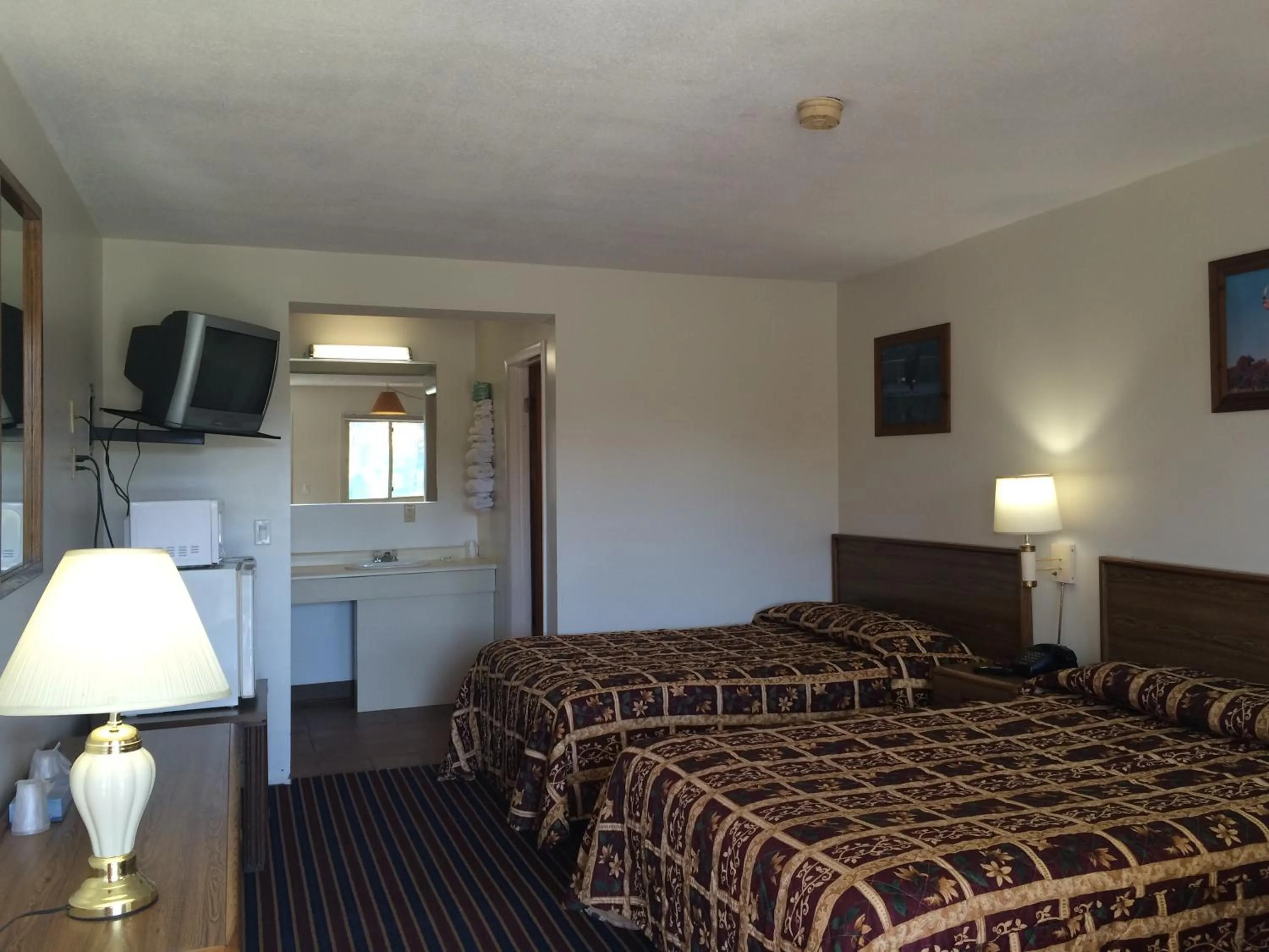 Photo of the whole room, Bed in Port Lodge Motel