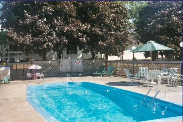 Swimming pool in Port Lodge Motel