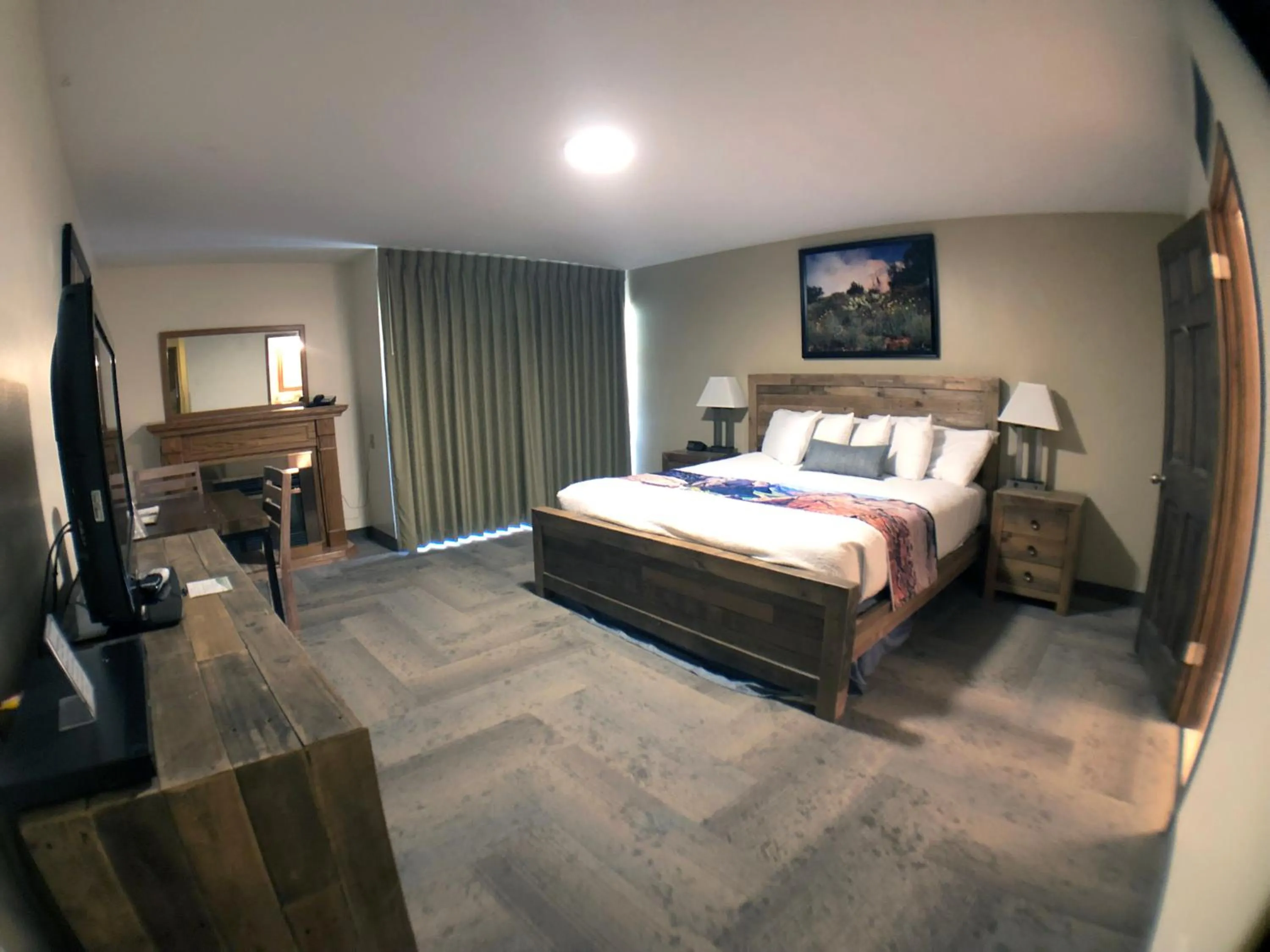 Photo of the whole room, Bed in Bumbleberry Inn