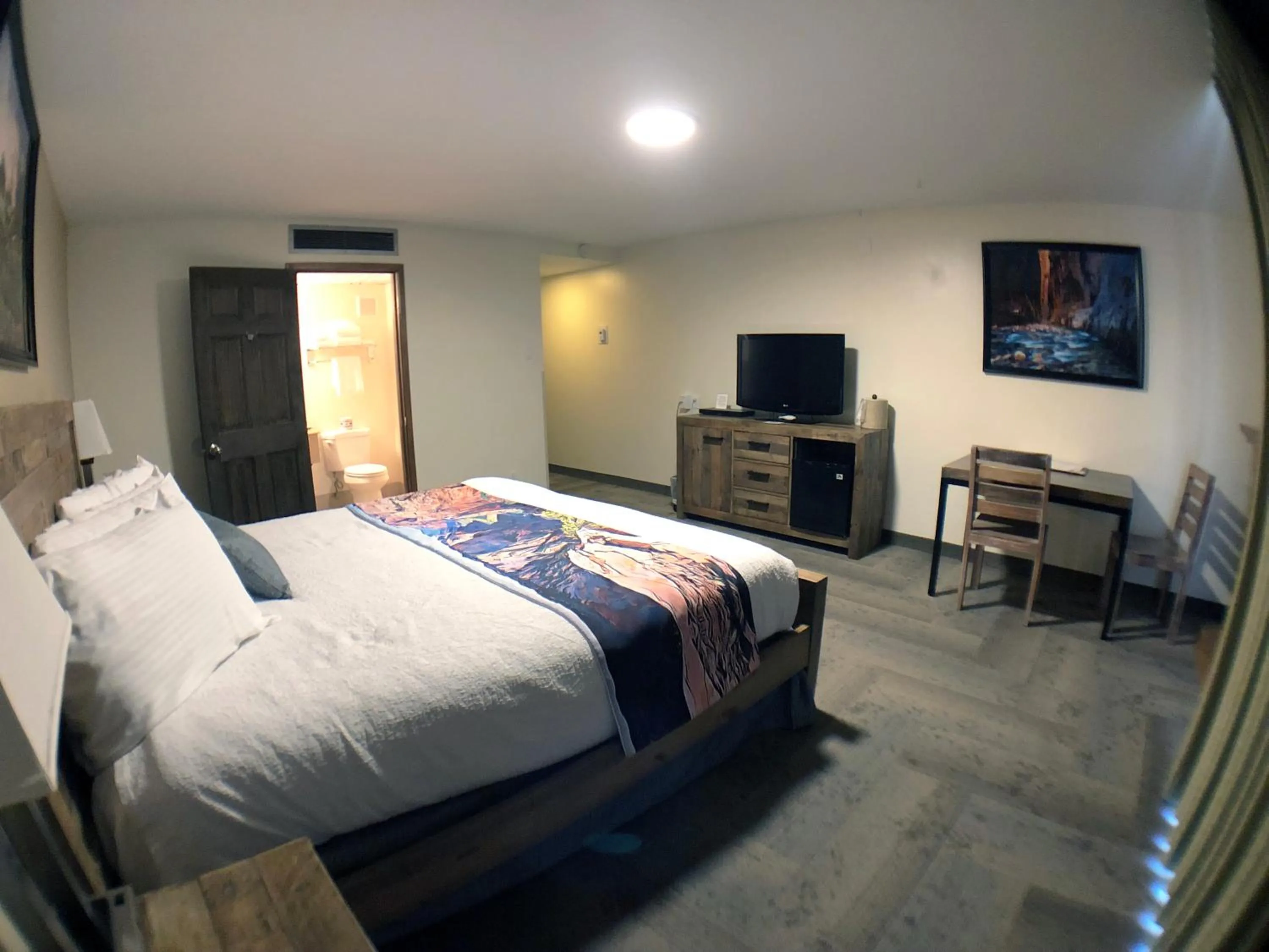 Photo of the whole room, Bed in Bumbleberry Inn