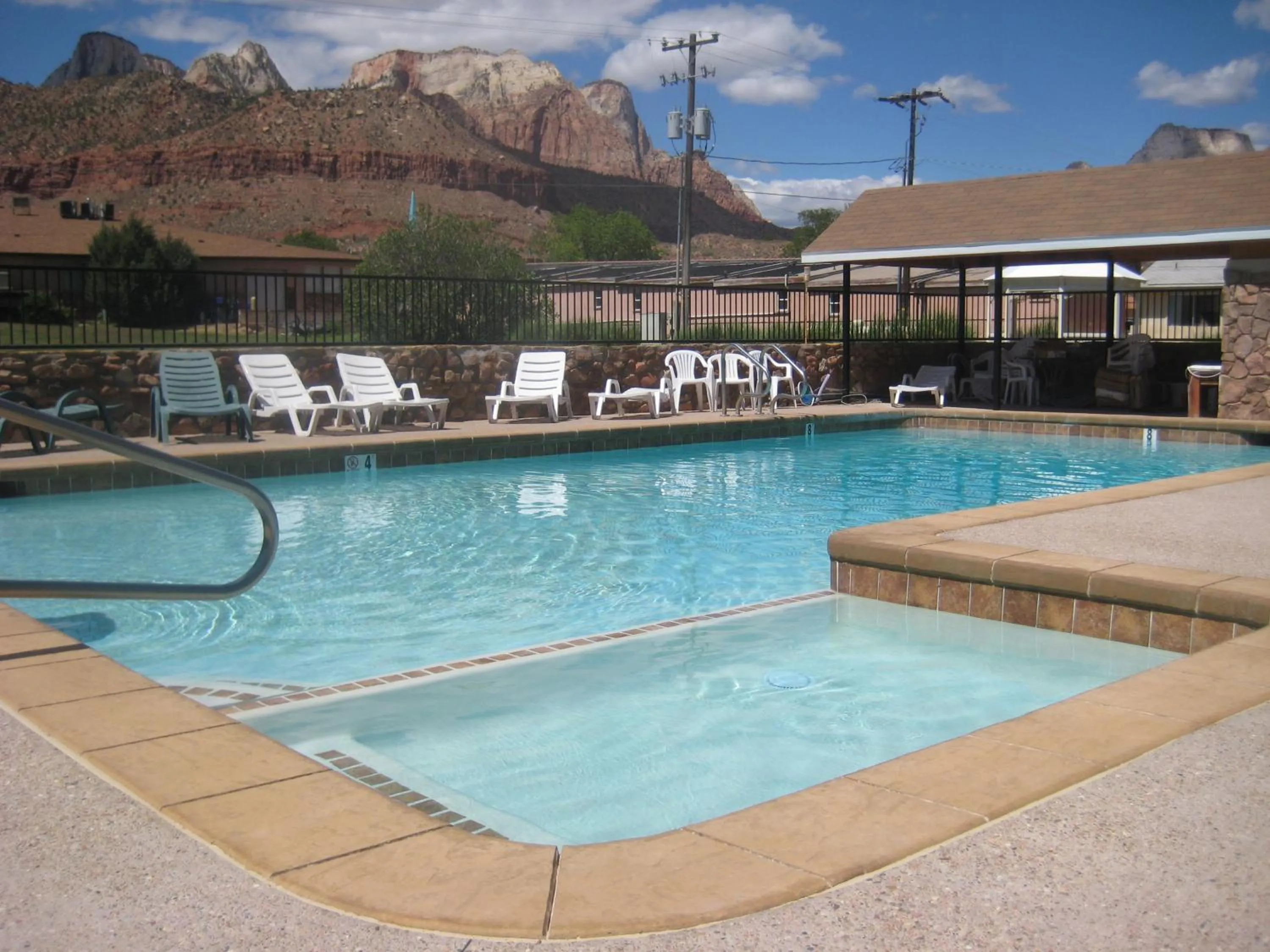 Swimming pool in Bumbleberry Inn