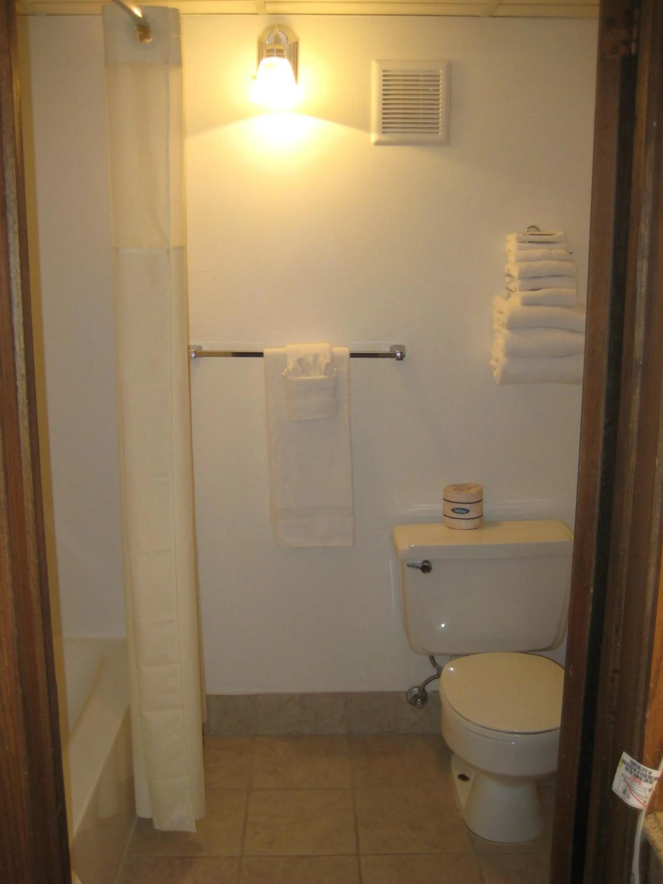 Bathroom in Bumbleberry Inn