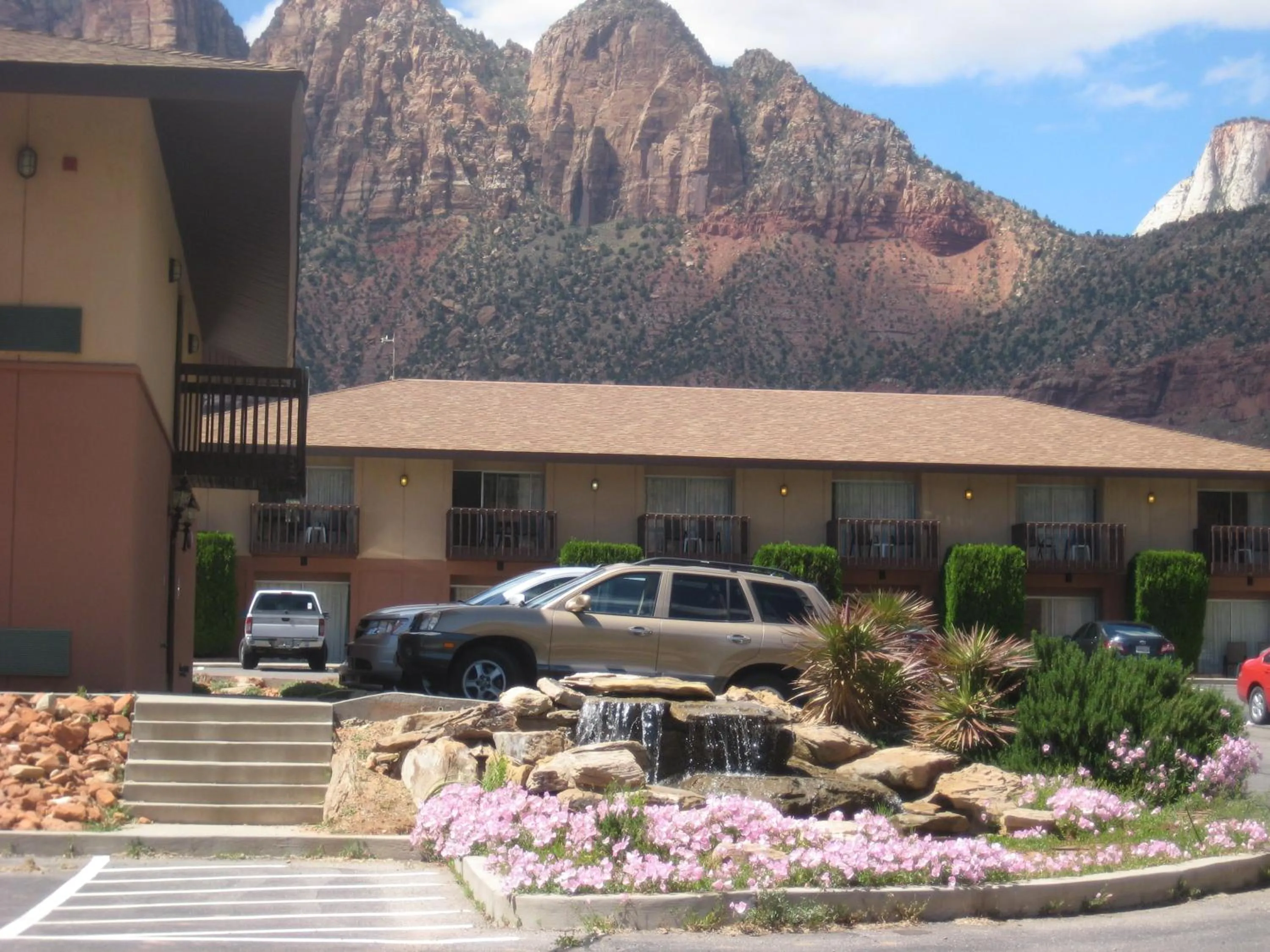 Facade/entrance in Bumbleberry Inn