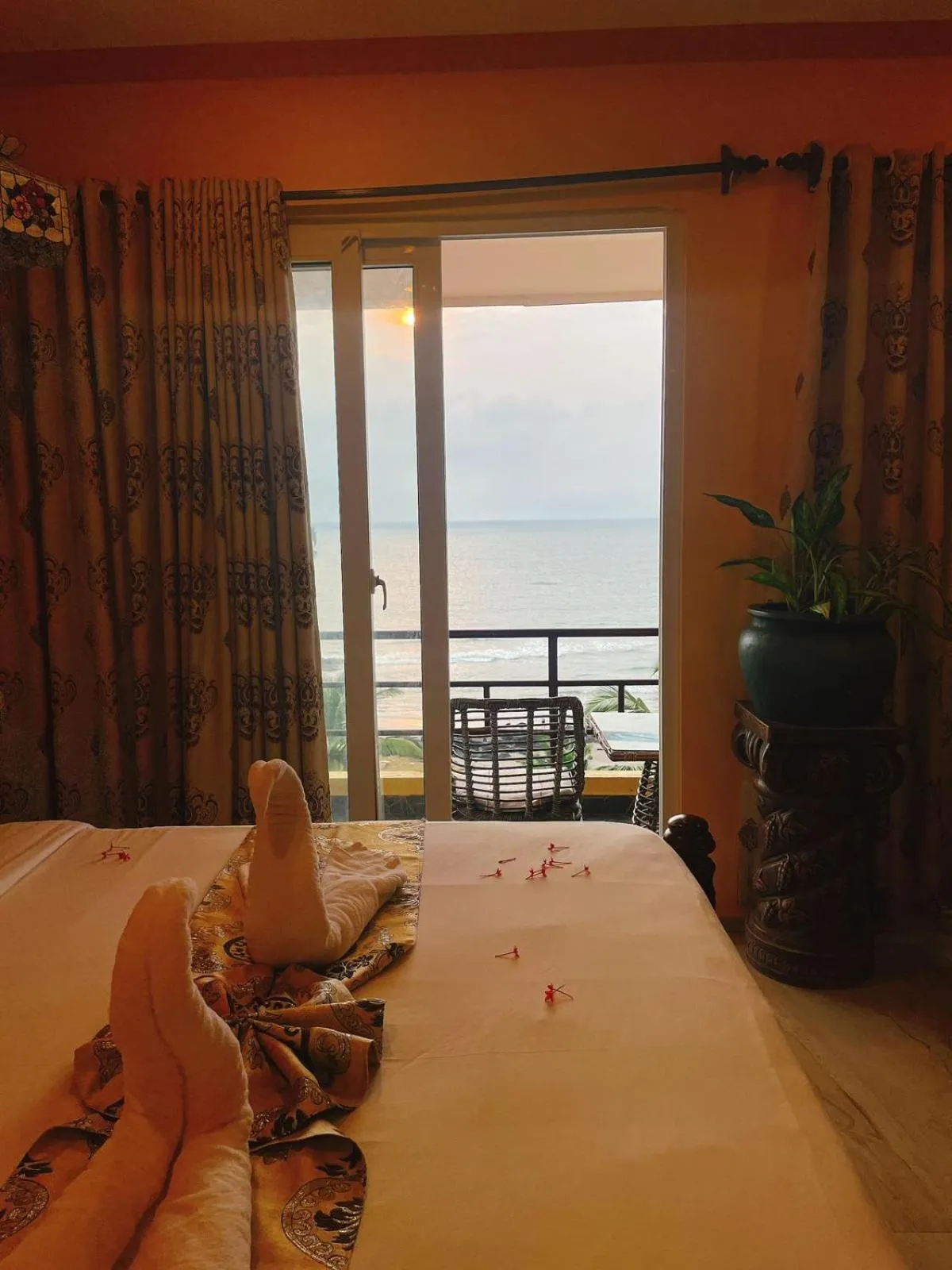 Sea view, Bed in Alcove Resort Vagator