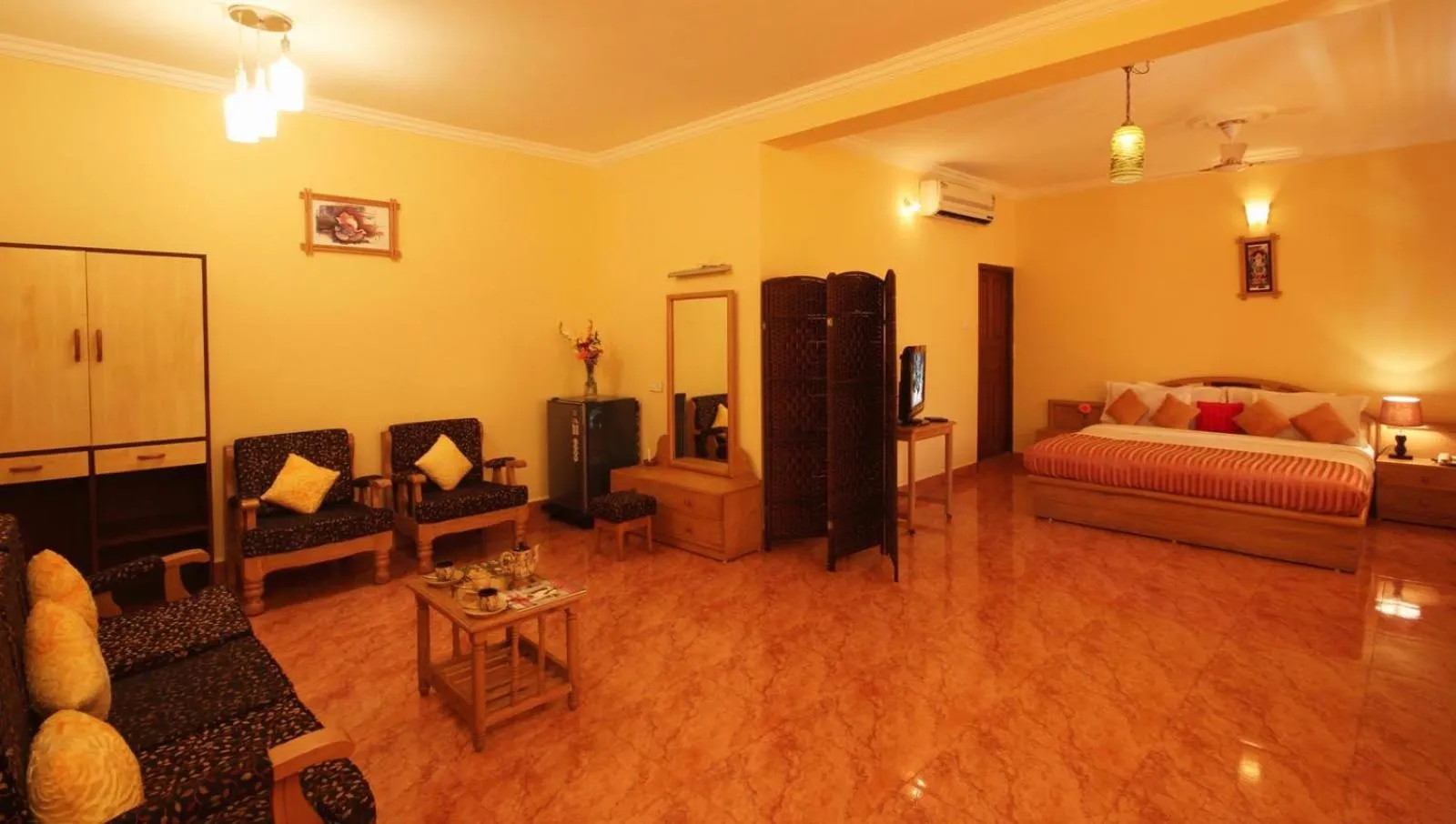 Living room, Bed in Alcove Resort Vagator